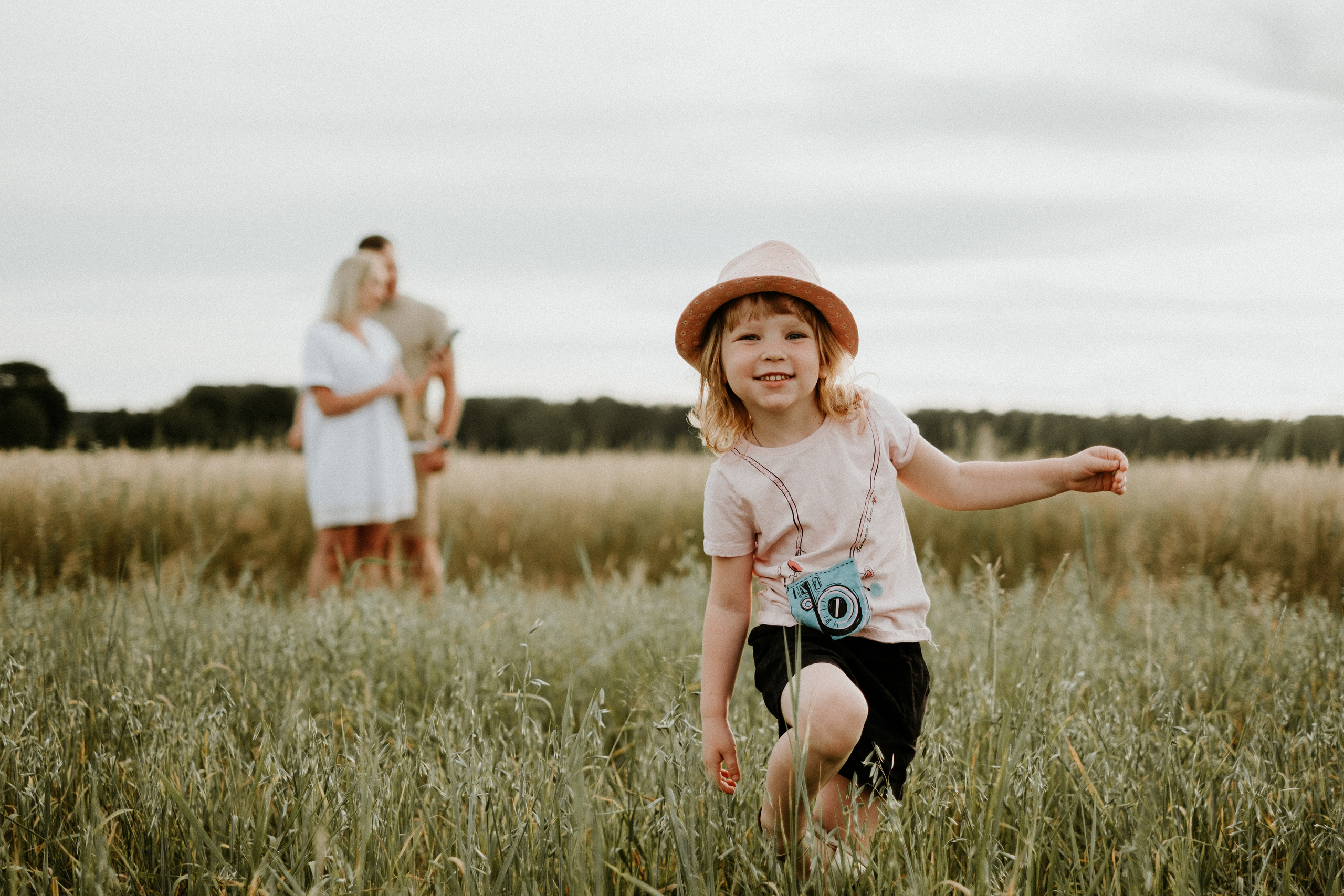 Fotosesijas asistenete. Kāzu × Ģimenes notikumu fotografs Edgars Kalniņš
