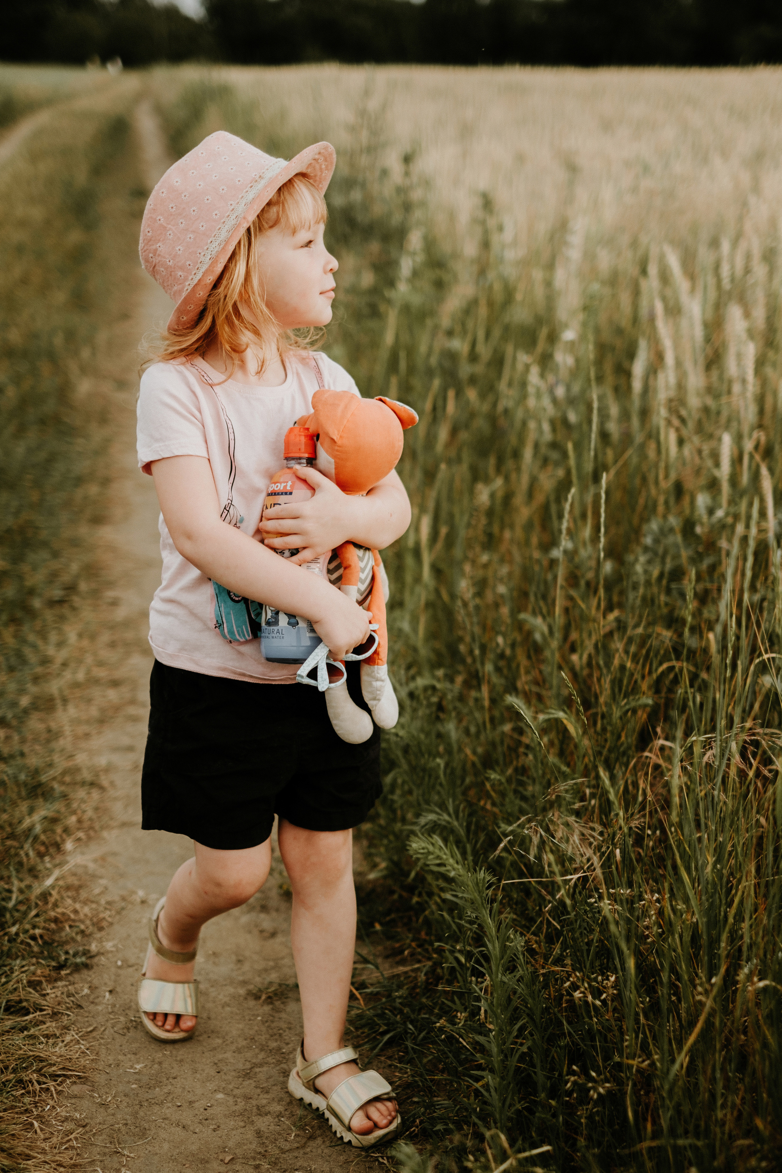 Fotosesijas asistenete. Kāzu × Ģimenes notikumu fotografs Edgars Kalniņš