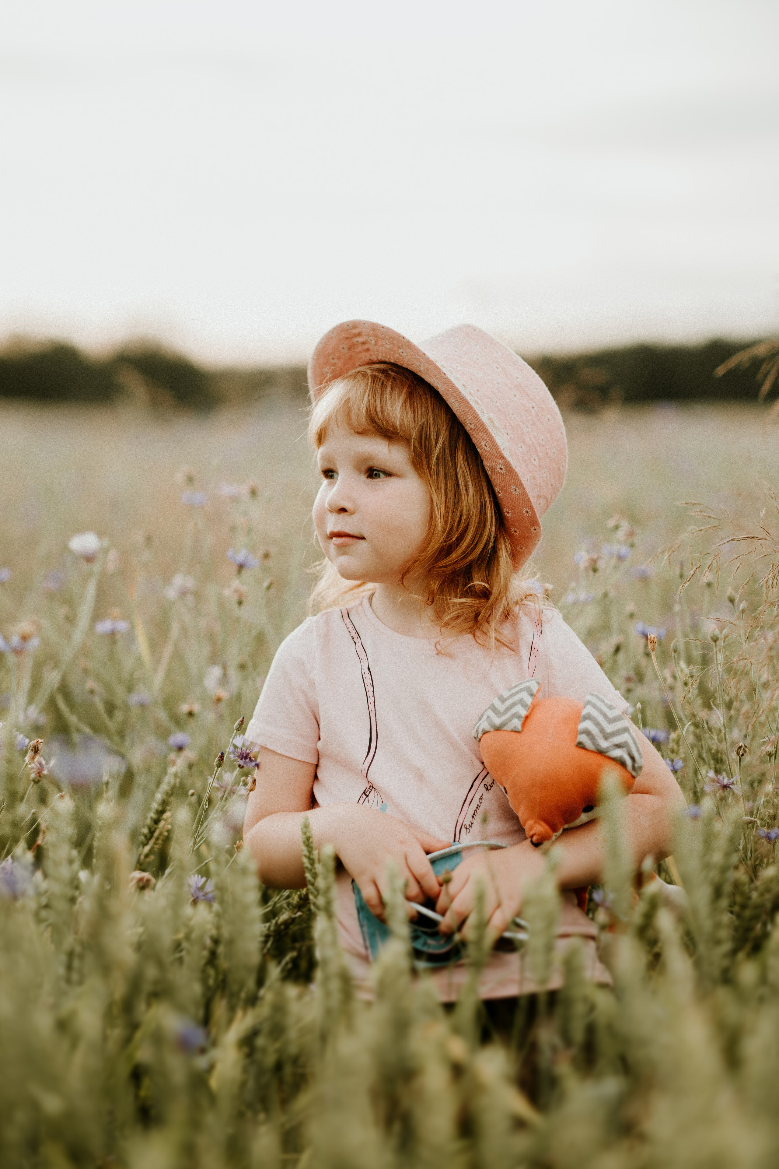 Fotosesijas asistenete. Kāzu × Ģimenes notikumu fotografs Edgars Kalniņš