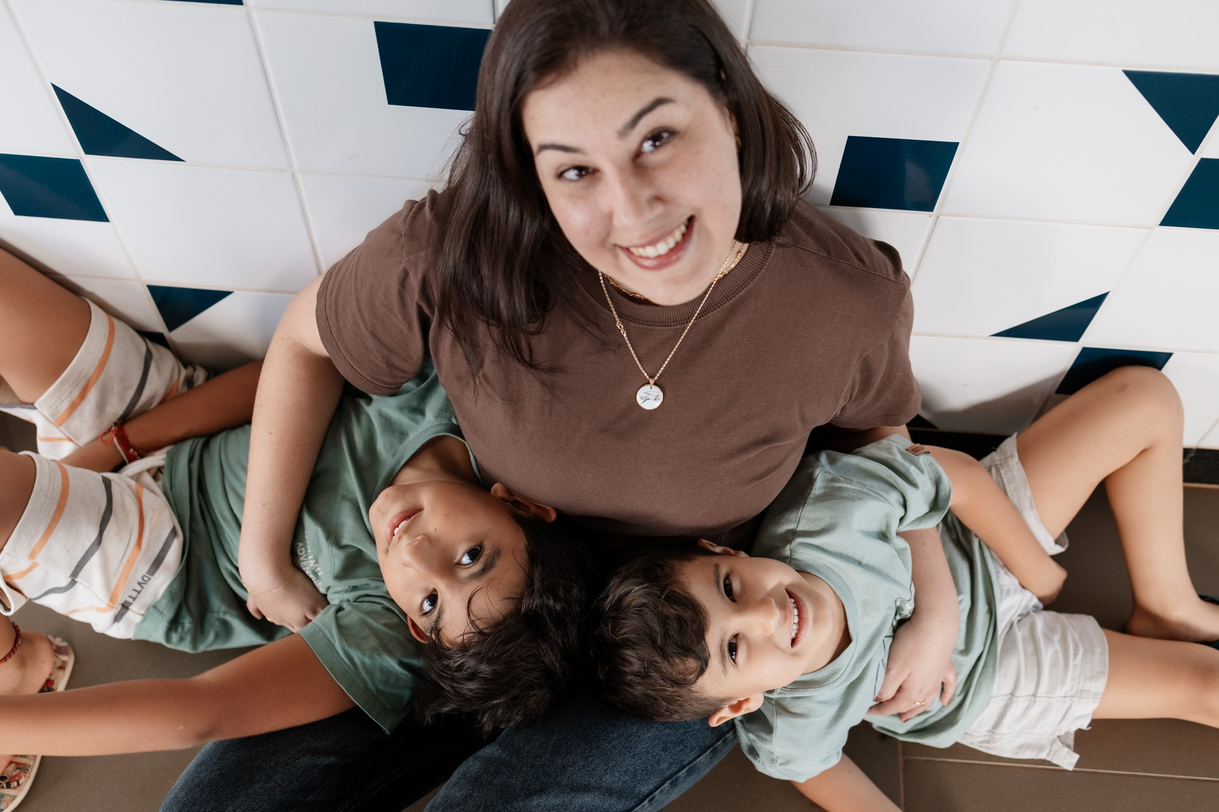 Ensaio mãe e filhos em Brasília • Asa Norte | Fotografia de Família. Fotógrafa em Brasília e Recife | Ensaios de família, gestante e festas infantis — Ize Fotografia