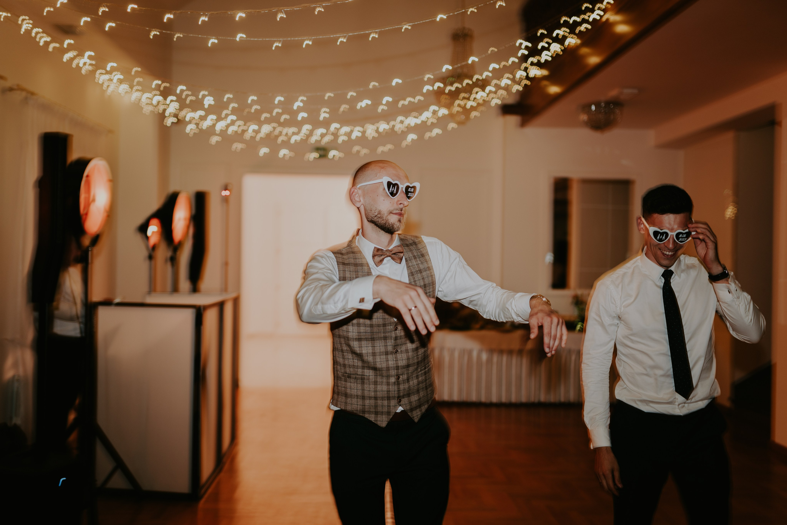 Dwór Wierzbno: plenerowy ślub pod wierzbą. Karkowskafoto - fotografia miłości