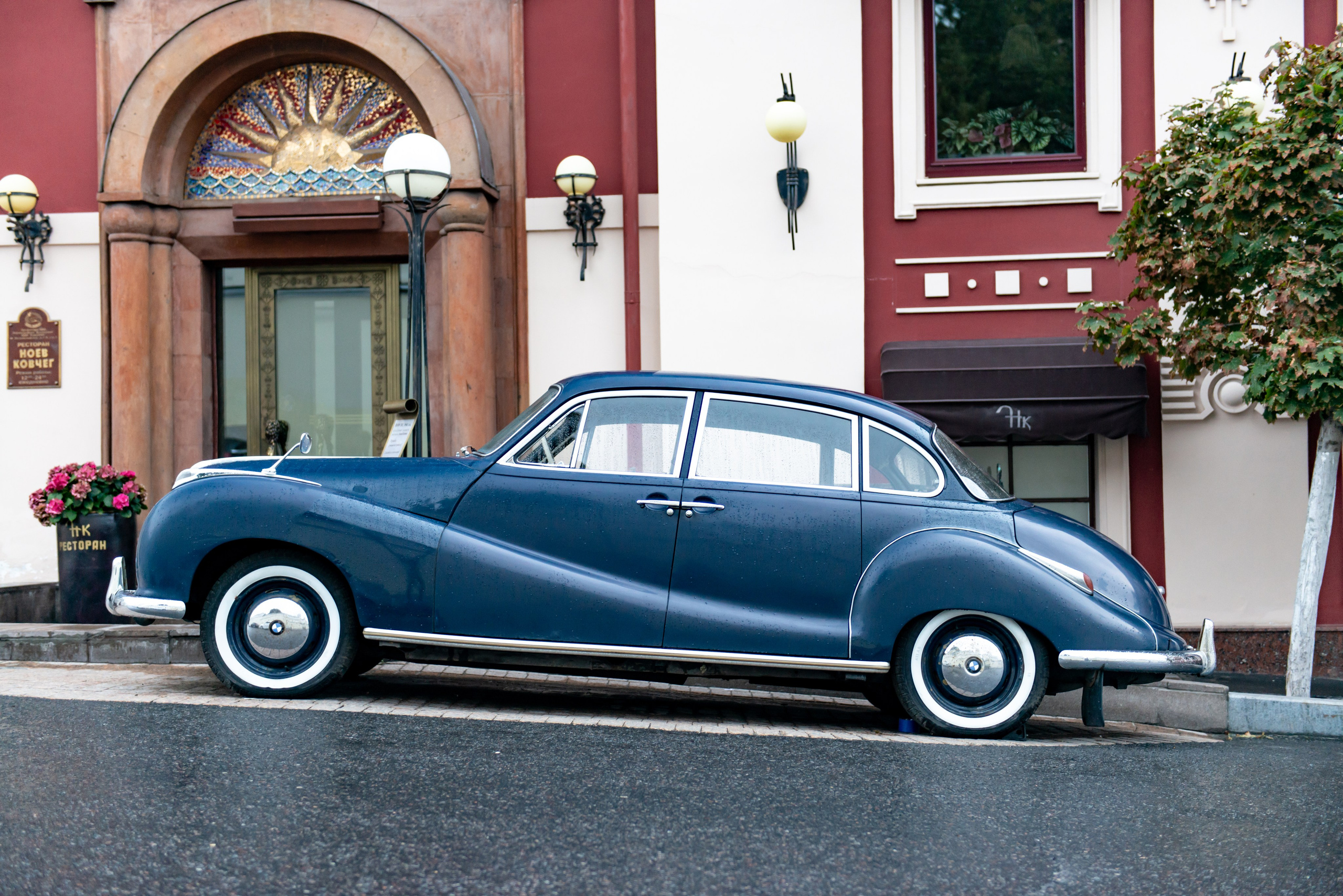 Красивая BMW 501 у ресторана Ноев Ковчег в Москве. ФОТОГРАФ МЕКСИКА КИНТАНА-РОО