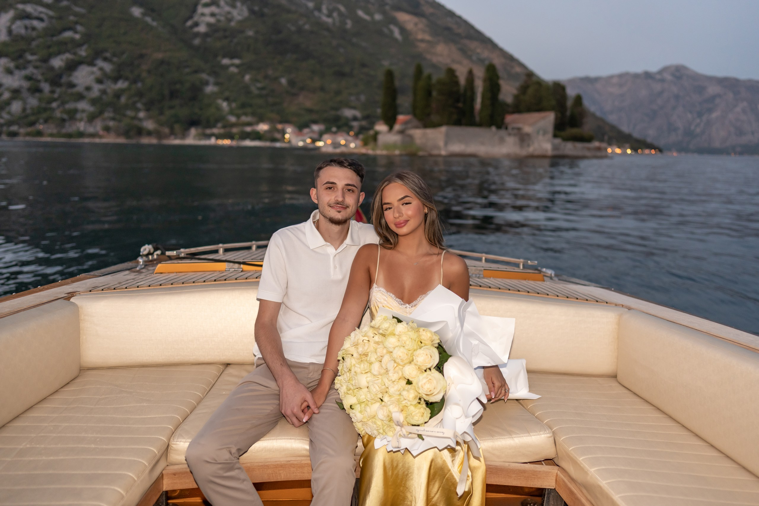 Etter solnedgang: Et sent kveldsfrieri på båt i Perast, Montenegro