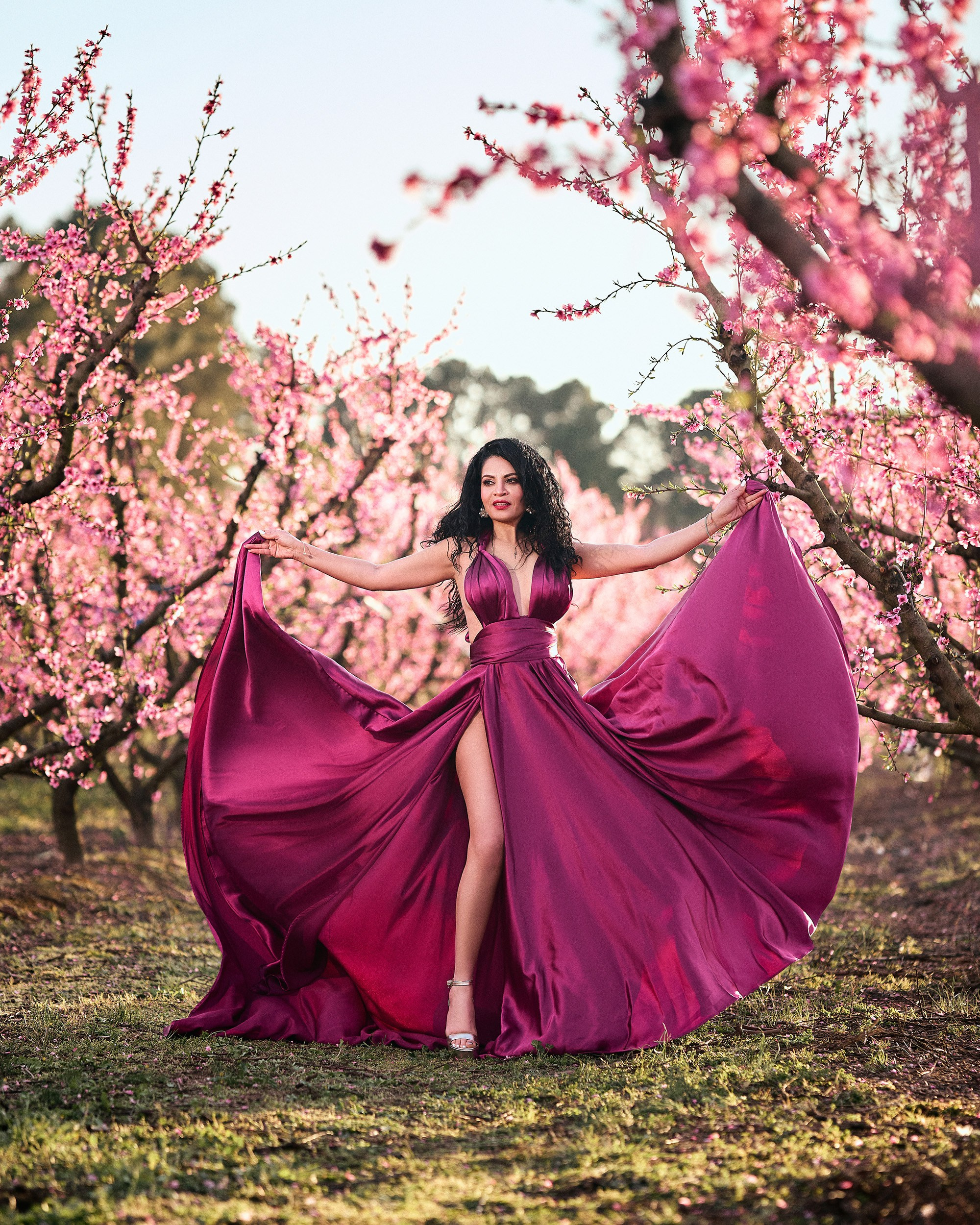Sesión de fotos en los campos de melocotoneros en flor. Barcelona Photographer | Studio & Outdoor Photo Sessions | Svyatoslav Usmyal