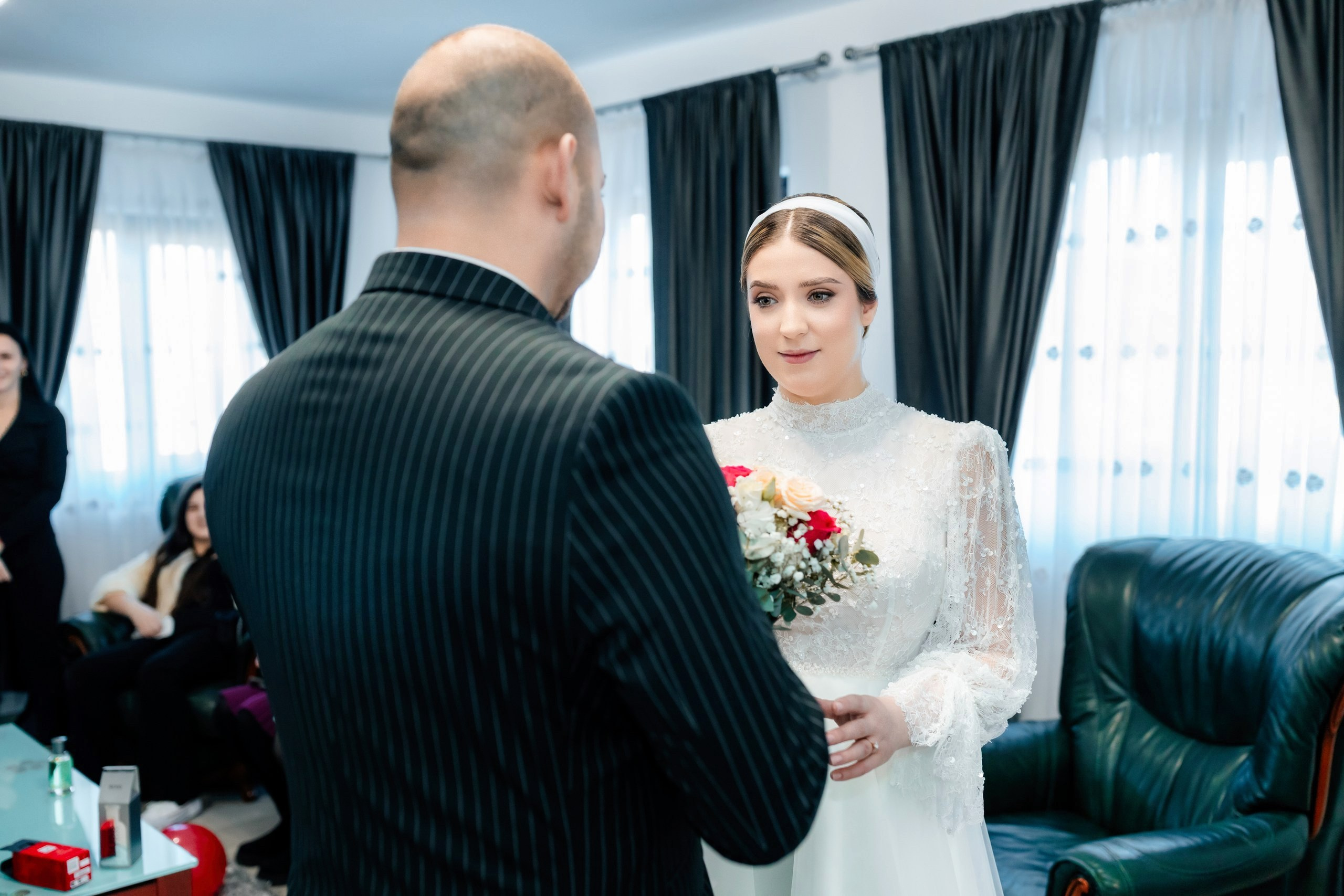 Fotograf nuntă Târgu Neamț – Samuel și Roxana, fotografie autentică realizată de AlinoFotoStudio 2. Fotograf nuntă Iași, Bacău, Suceava și Botoșani – Alin Chirilă surprinzând momente reale de nuntă 3. Fotografie de nuntă cu emoție și credință – AlinoFotoStudio, fotograf povestitor 4. Fotograf profesionist nuntă în Moldova – cadre naturale și pline de emoție 5. Alin Chirilă fotograf nuntă – poveste reală surprinsă prin fotografie 6. Fotograf nuntă cu stil documentar – momente autentice din ziua nunții Pregătiri mireasă acasă – fotografie naturală realizată de Alin Chirilă fotograf nuntă 8. Detalii din ziua nunții – fotograf nuntă Iași și Botoșani, AlinoFotoStudio 9. Emoții din dimineața nunții – fotograf profesionist Moldova 10. Cadre autentice din pregătiri – fotograf nuntă Suceava și Bacău Ceremonie religioasă nuntă – moment emoționant surprins de fotograf Alin Chirilă 12. Nuntă cu valori creștine – fotografie din biserică realizată cu discreție 13. Rugăciune și emoție în ziua nunții – fotograf nuntă Târgu Neamț 14. Legământ în fața lui Dumnezeu – fotografie de nuntă autentică 15. Fotograf nuntă biserică – momente sincere și pline de semnificație Petrecere de nuntă – cadre naturale realizate de AlinoFotoStudio 17. Bucurie și dans la nuntă – fotograf nuntă Iași și împrejurimi 18. Momente autentice de la restaurant – fotograf nuntă Bacău Suceava 19. Atmosferă de nuntă surprinsă discret – Alin Chirilă fotograf -AlinoFotoStudio – fotograf nuntă cu abordare naturală și emoțională 21. Alin Chirilă fotograf – povestitor prin fotografie de nuntă 22. Fotograf nuntă în Moldova – stil documentar și autentic 23. Fotografie de nuntă sinceră și elegantă – AlinoFotoStudio- Fotograf nuntă Iași Bacău Suceava Botoșani – Alin Chirilă AlinoFotoStudio 26. Fotograf nuntă Târgu Neamț și Moldova – fotografie profesională de eveniment 27. Fotograf nuntă cu valori creștine și stil documentar – AlinoFotoStudio - Alin Chirilă – AlinoFotoStudio Fotograf nuntă Iași • Bacău • Suceava • Botoșani - Samuel & Roxana, Târgu Neamț -Momente reale, trăite sincer și păstrate pentru totdeauna.