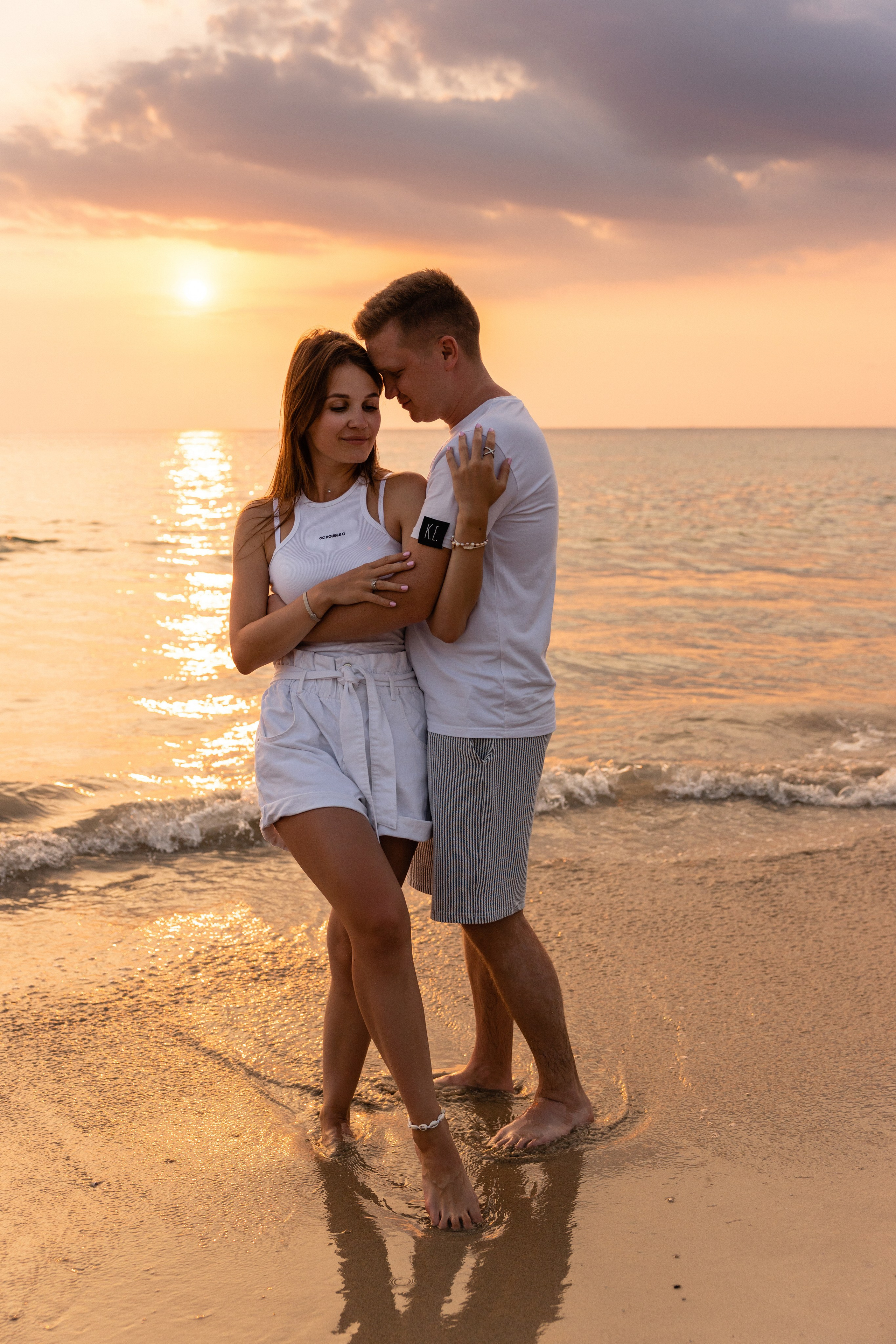 Love Story на Пхукете: фотосессия для пары на пляже Карон. Фотограф на Пхукете в Таиланде