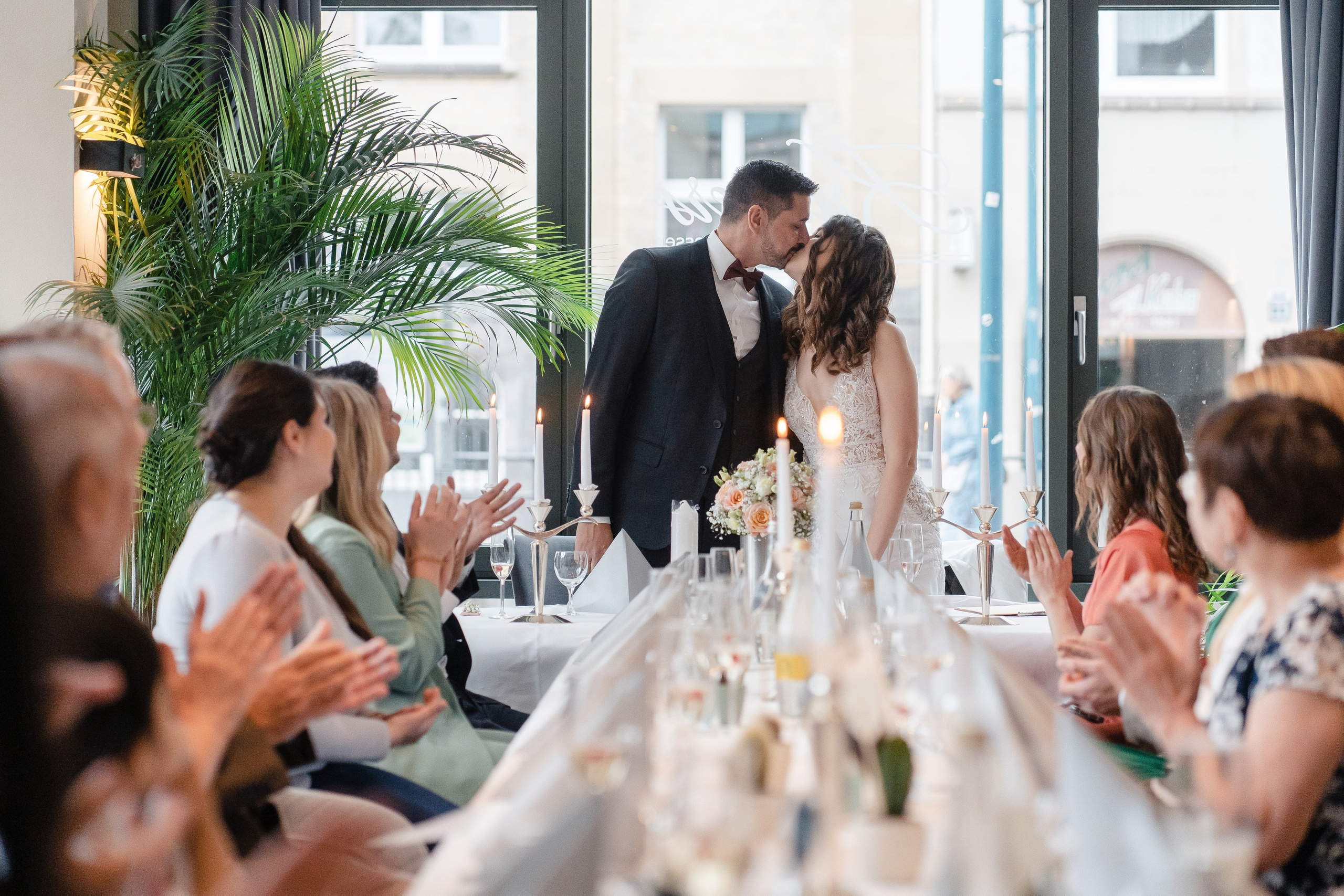 Brautpaar küsst sich während der Hochzeitsfeier im Restaurant