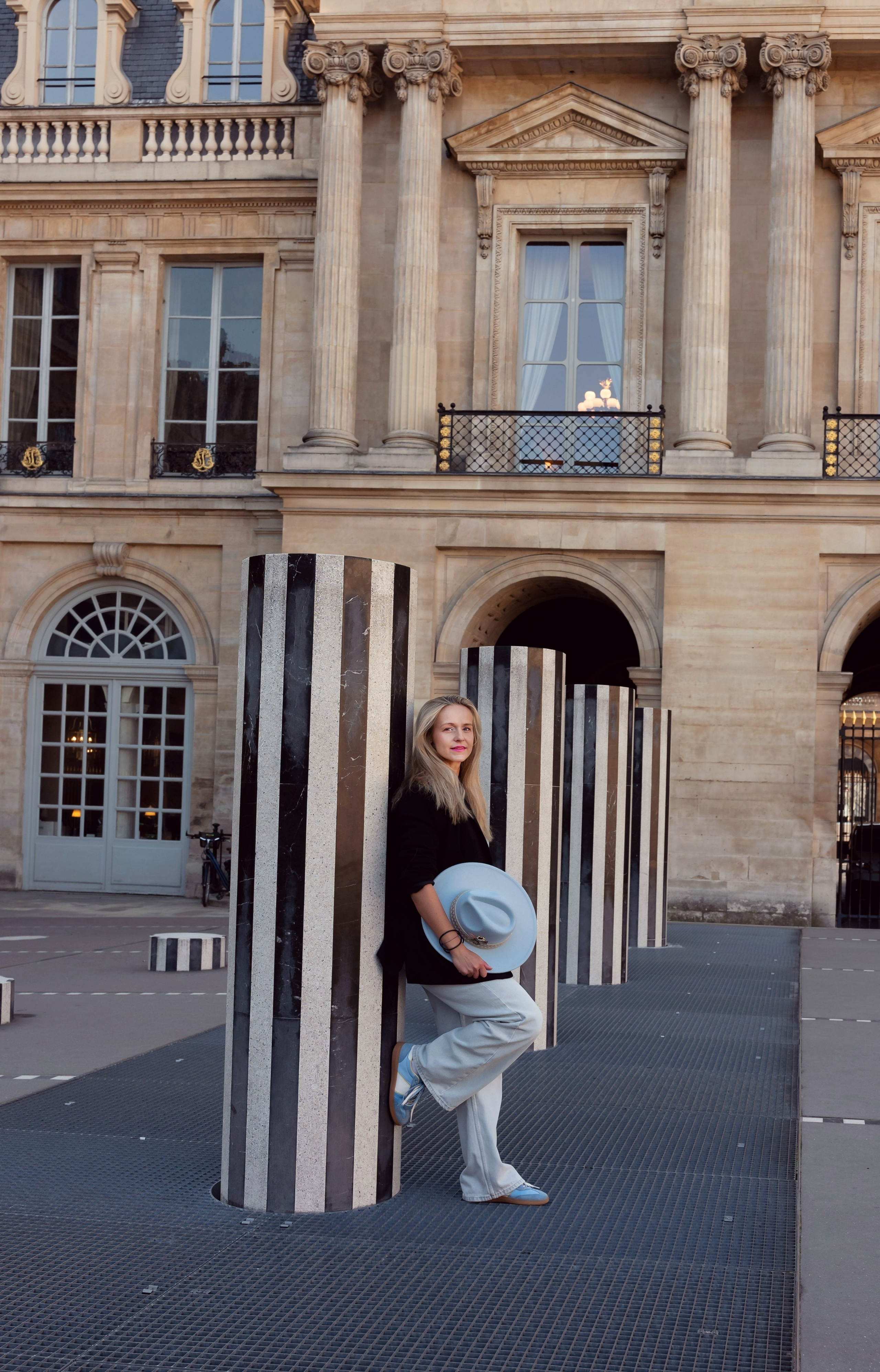 Street photoshoot in Paris. Alina Tagzieva- a photograper in Paris