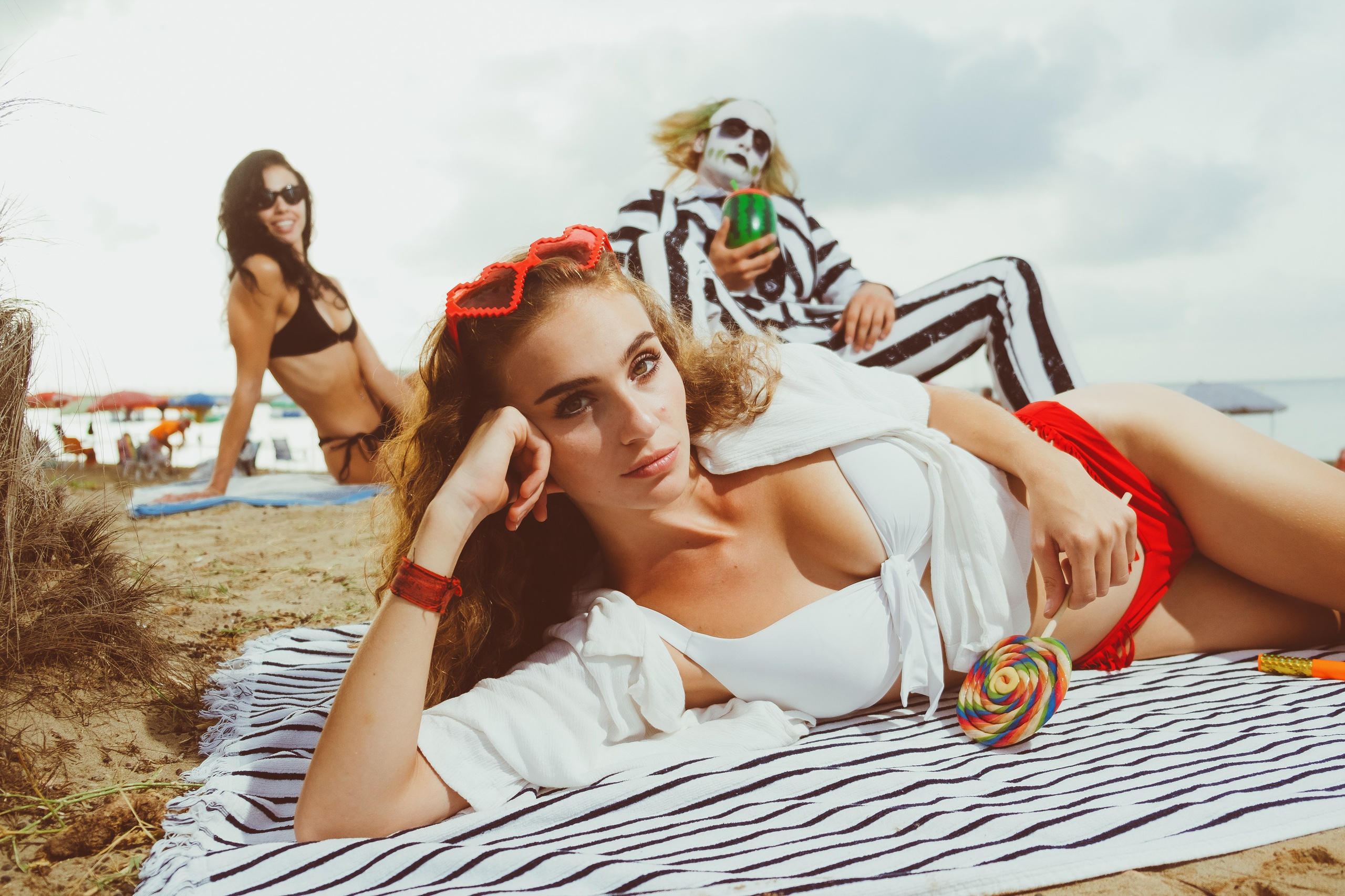 Beetlejuice на море: Экспериментальная фотосессия с цирковыми артистами — Фотограф Андрей Луковников