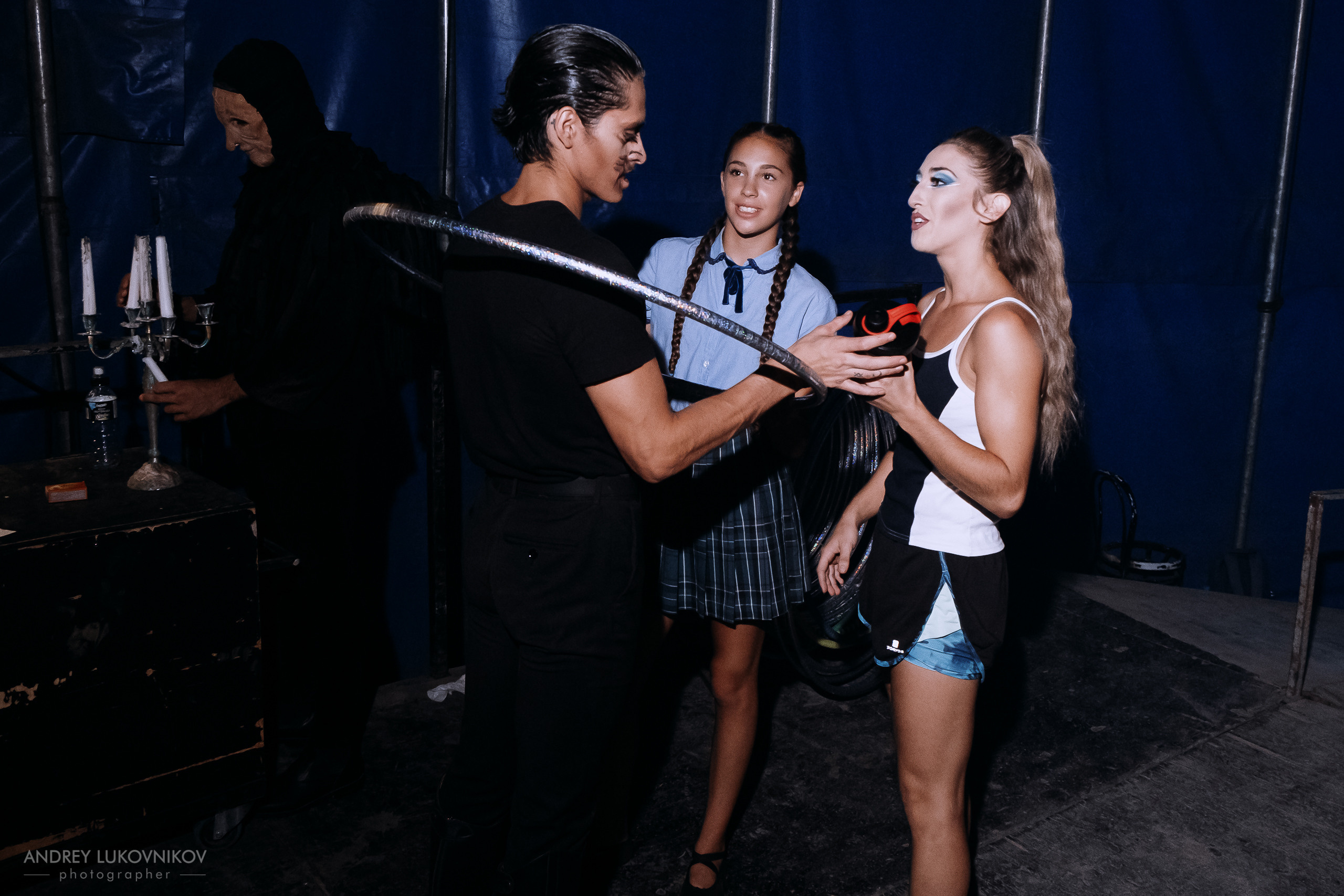 Sesión de fotos entre bastidores en El Circo Encantado: la vida de los artistas tras bambalinas