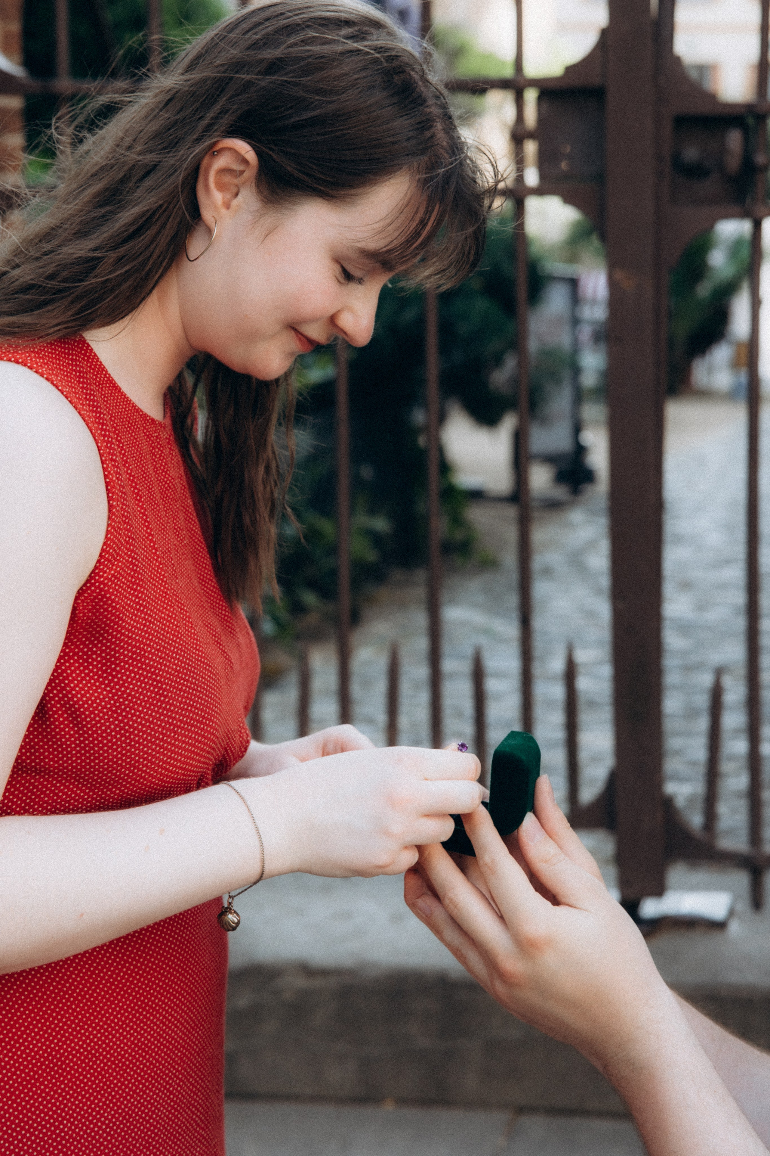 Surprise proposal photoshoot in Toulouse: romantic moment to remember. Eugénie Smirnova — your photographer in Toulouse and southwest France