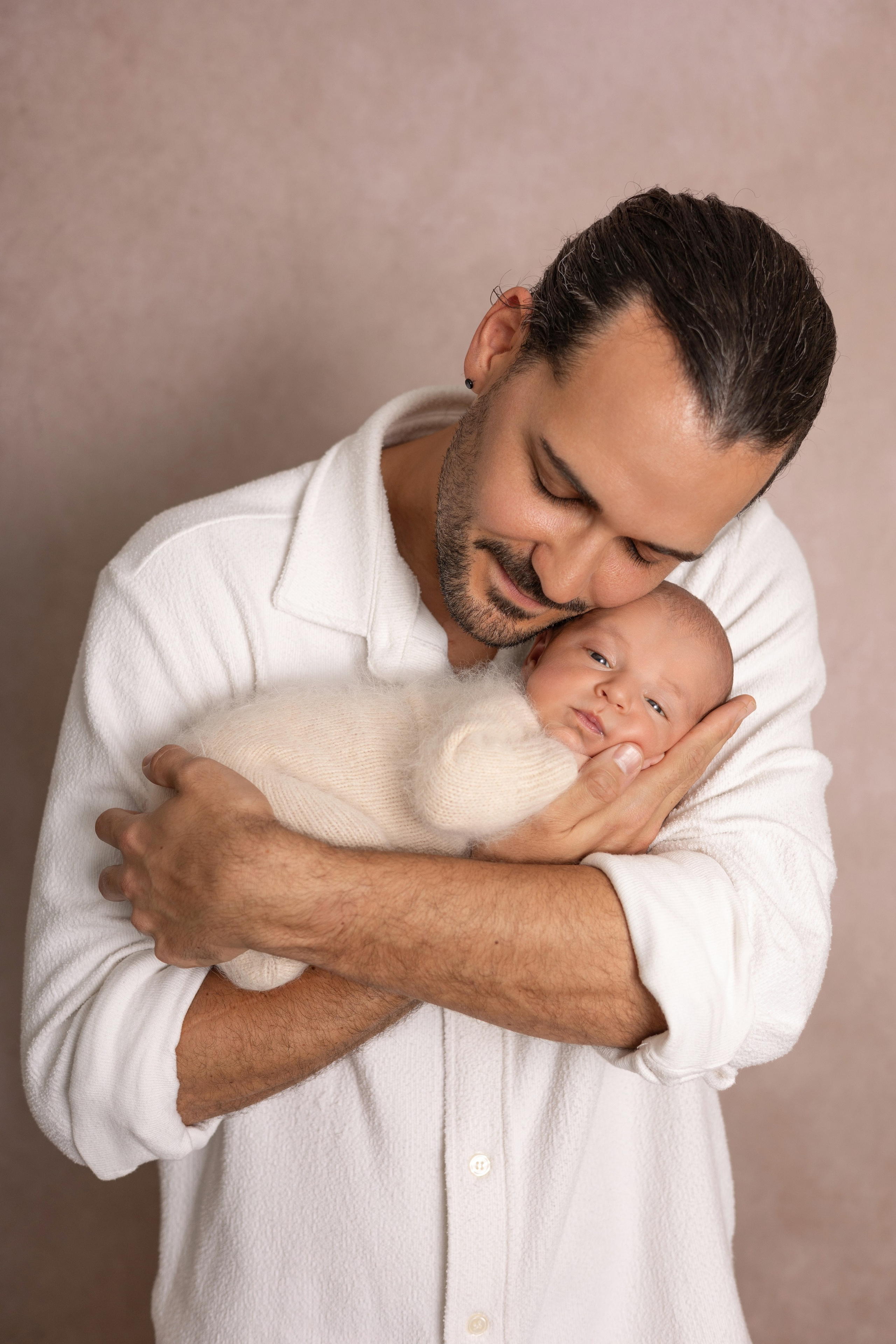 Papa hält sein Baby im Arm, emotionales Neugeborenen-Shooting in Iserlohn