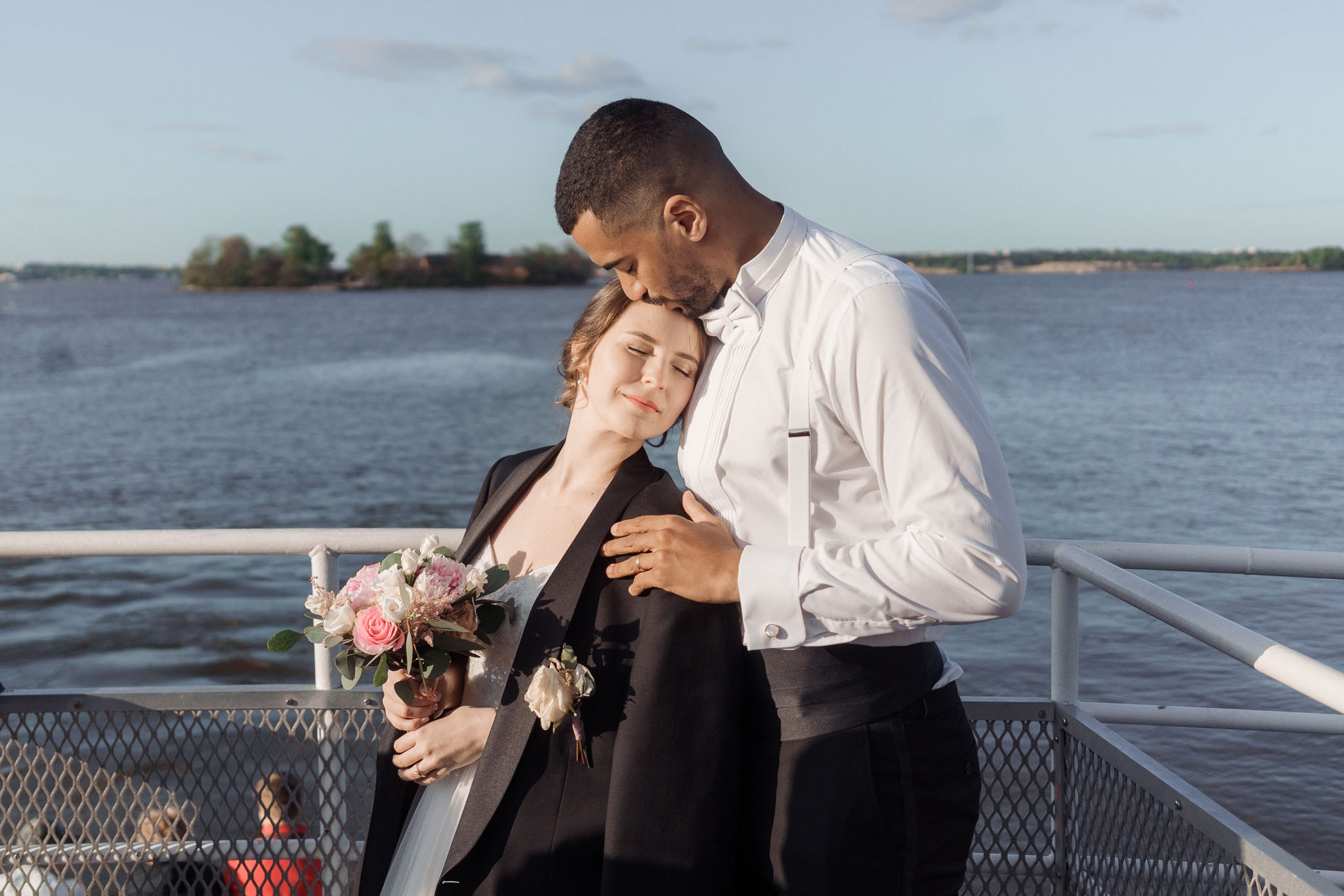 Häävalokuvaaja Helsingissä – Studiohappymoment | Romanttisia hetkiä