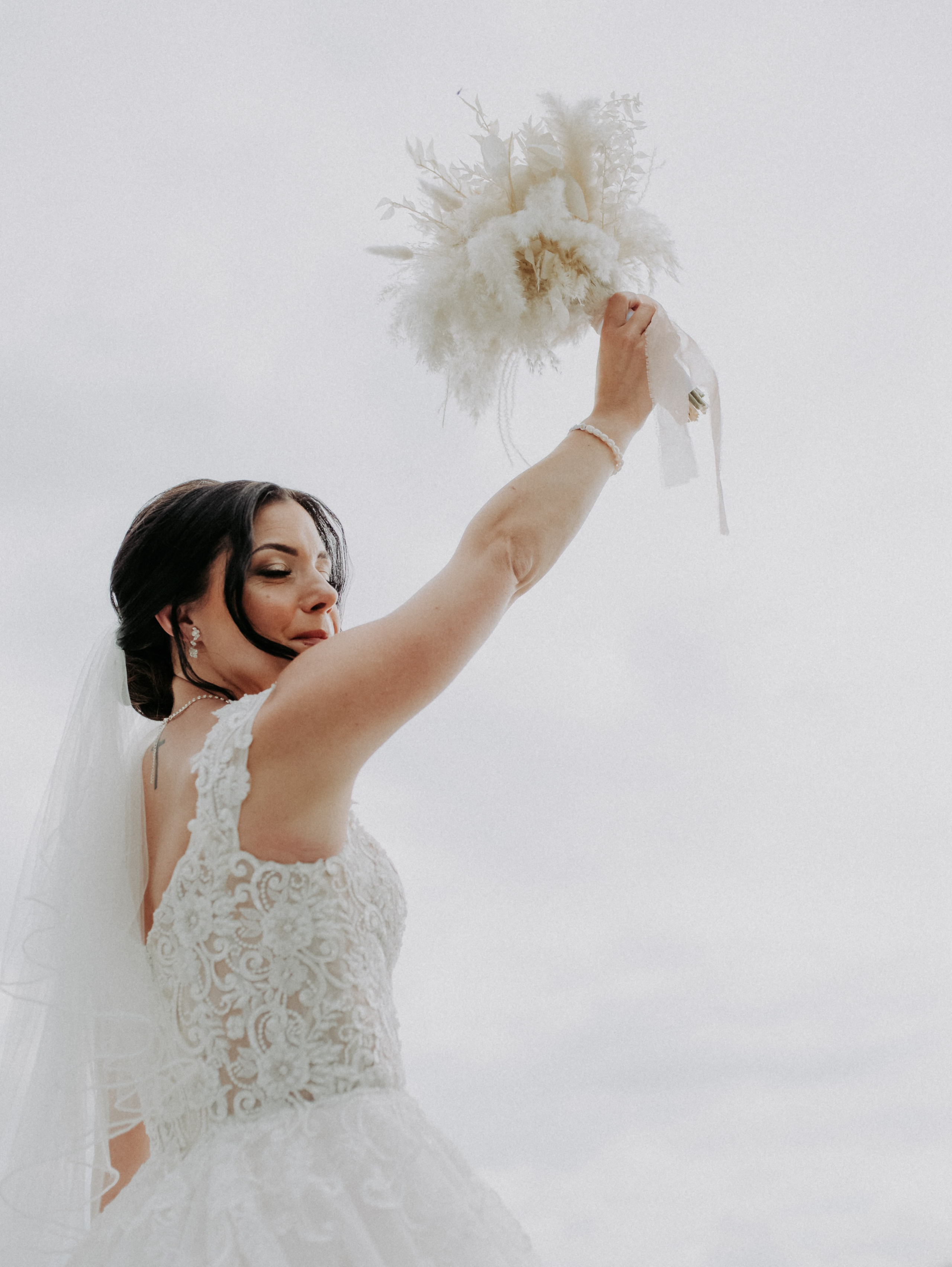 Nahaufnahme von Brautstrauß und Eheringen – Detailaufnahme der Hochzeitsaccessoires