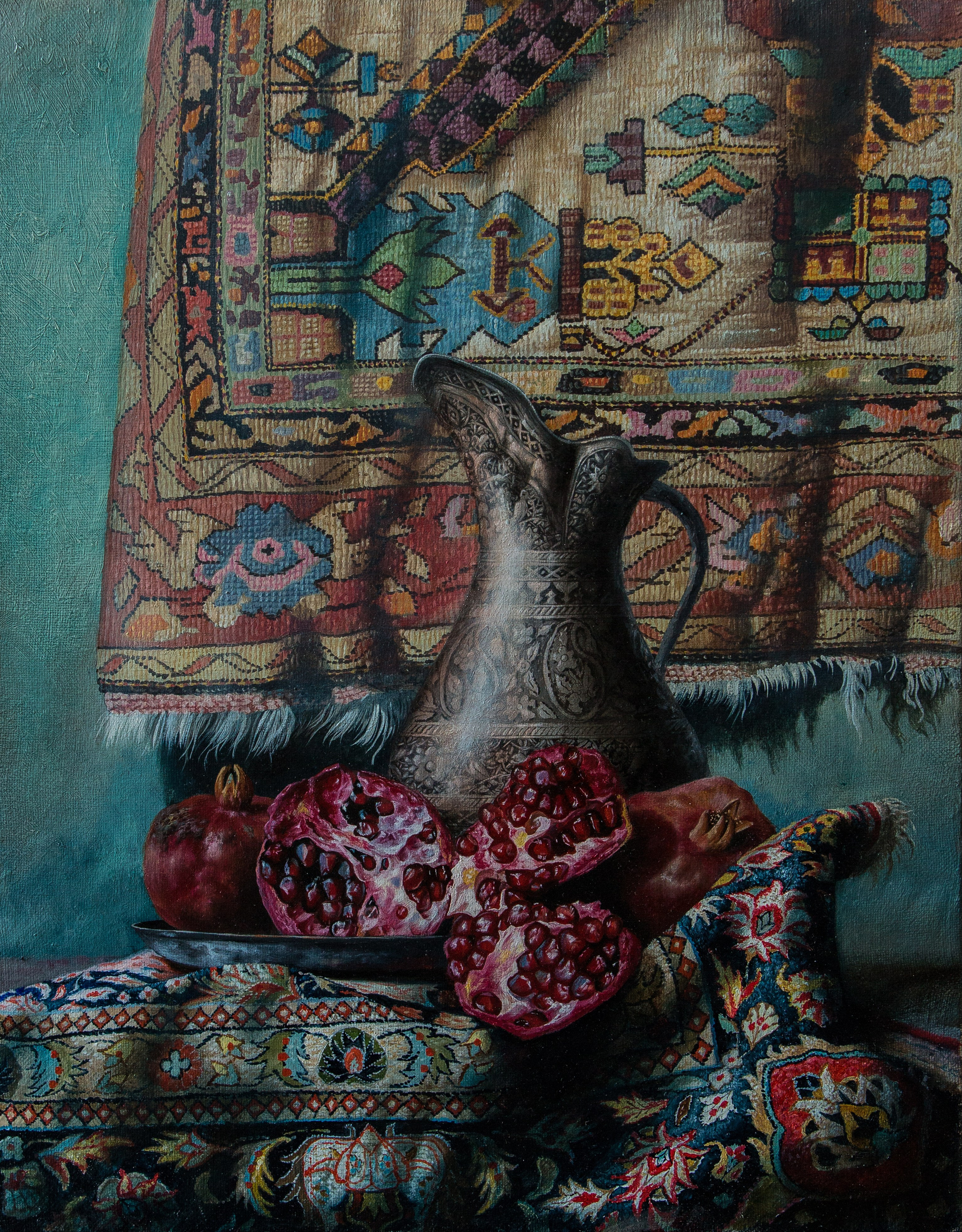 Tariel Əhmədovun yağlı boya ilə çəkilmiş natürmort əsəri, arxa planda asılmış rəngarəng, naxışlı xalçanın qarşısında dayanan tünd, naxışlı metal qrafin (sürahi) təsvir edir. Ön planda bir neçə nar, bəziləri bütöv, bəziləri isə parlaq qırmızı dənələri görünəcək şəkildə kəsilmişdir, onlar kiçik metal boşqabın və zəngin naxışlı toxumanın üzərindədir. Arxa fon tutqun, maviyə çalan yaşıl divardır. Əsərin reproduksiyası: Ayaz Mikayıl-zadə.
