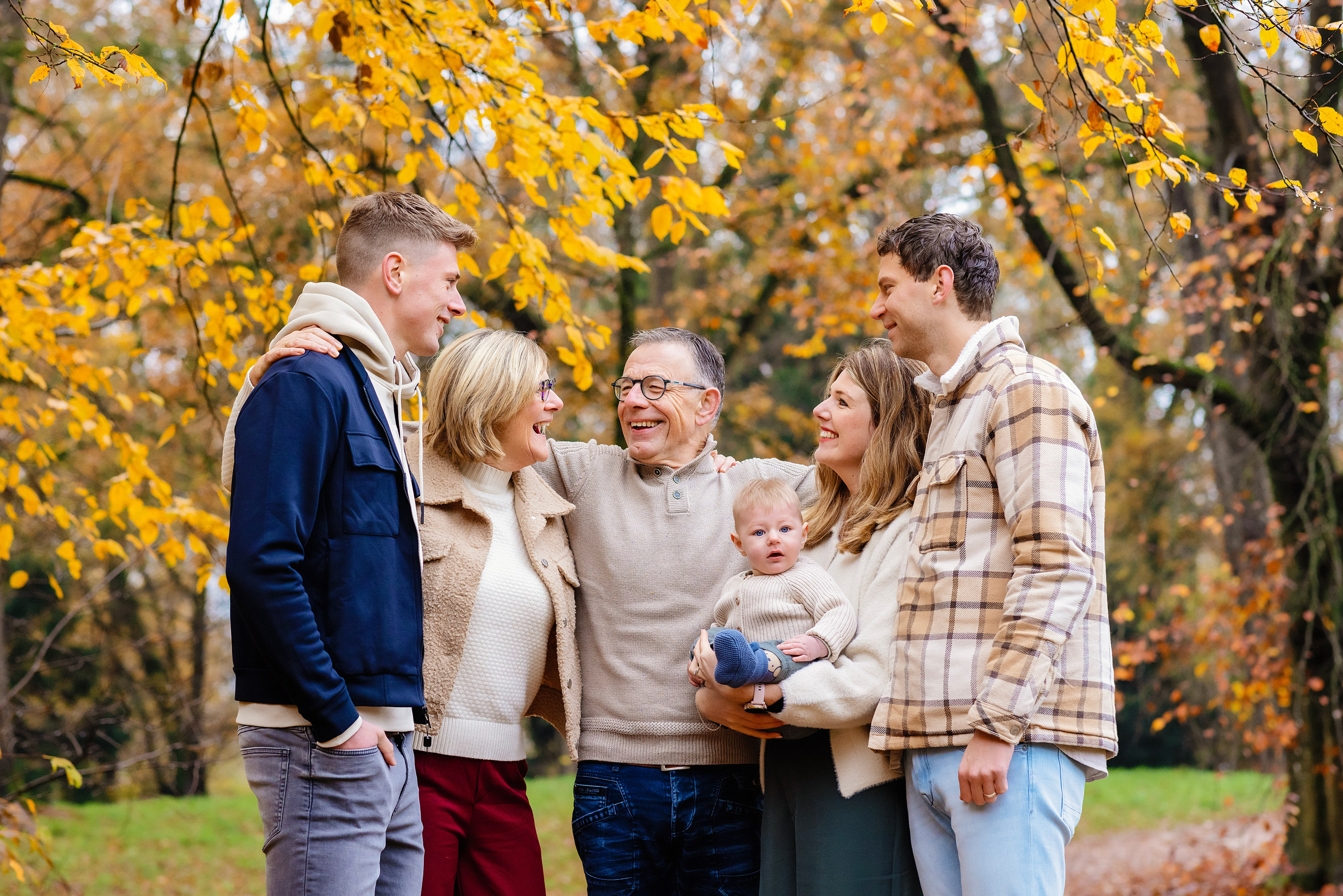 Familiefotoshoot buiten , Zwolle Overijssel. Fotograaf Irina Hoek.