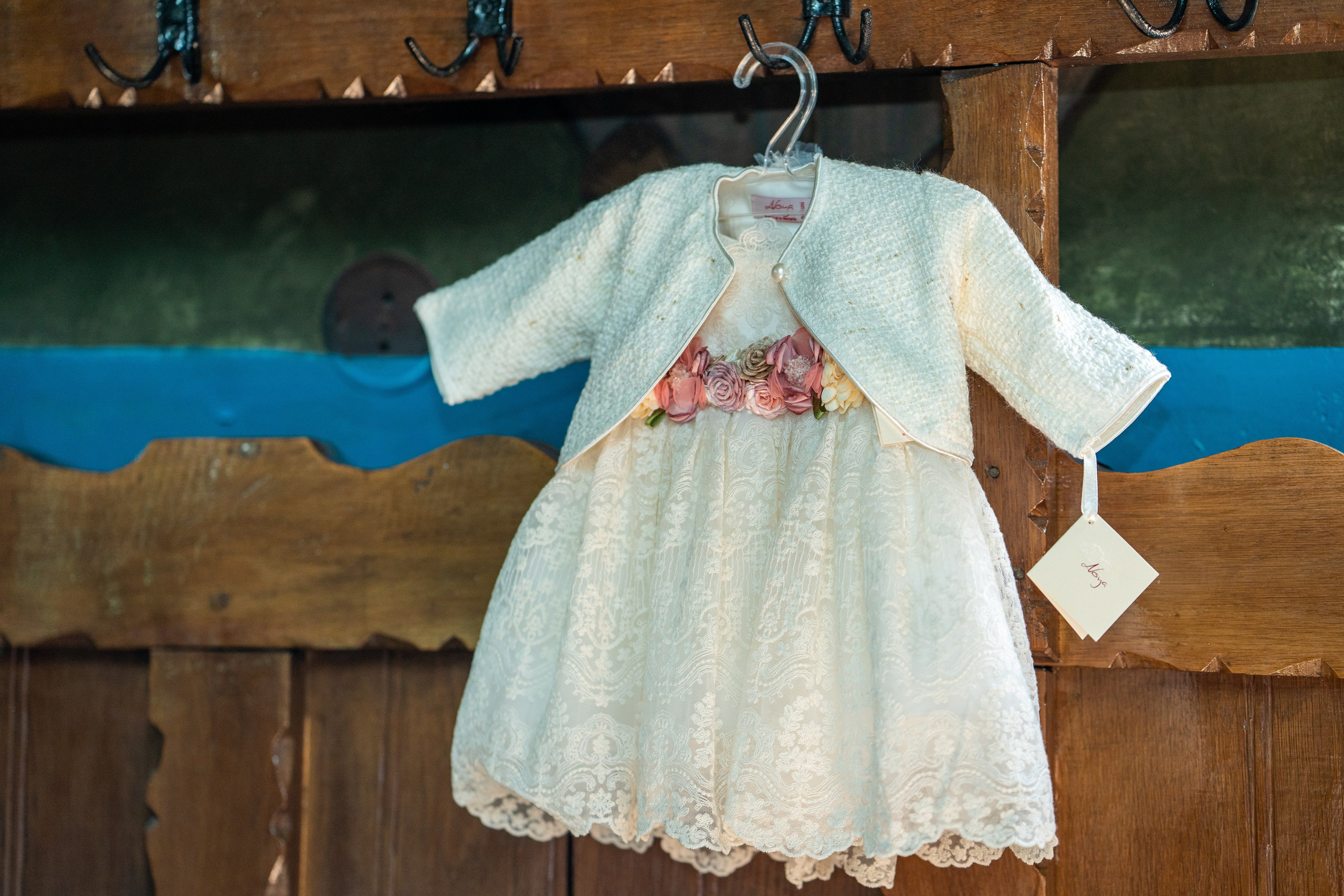 “Bebeluș botezat în biserică, ținut în brațe de nași” • “Detaliu cu lumânarea de botez decorată cu flori albe” • “Părinți emoționați alături de copilul lor la ceremonia de botez” • “Masa festivă de botez cu decor tematic și tort personalizat” • “Momentul în care preotul toarnă apă sfințită pe fruntea bebelușului” “Bebeluș în rochie albă de botez, zâmbind în brațele mamei” • “Detaliu cu cruciulița de botez așezată pe o pernă de satin” • “Părinți și nași aprinzând lumânările în timpul ceremoniei de botez” • “Tort de botez decorat cu figurine tematice și numele copilului” • “Copil botezat dormind liniștit în pătuțul decorat festiv” • “Momentul în care preotul binecuvântează copilul în fața altarului” • “Invitați adunându-se în jurul mesei festive la petrecerea de botez” • “Bebeluș ținând în mână o jucărie personalizată primită la botez” • “Familie fericită pozând împreună după ceremonia de botez” • “Decor tematic cu baloane și flori la locația petrecerii de botez” fotograf Botoșani fotograf evenimente fotograf botez Alin Chirila fotograf alinofotostudio,- Preotul ținându-l pe micuțul Mathias Gabriel la botez, în biserica Înălțarea Domnului, Copălău - Detalii de la botezul lui Mathias – lumânare, trusou și icoană - Familia lui Mathias Gabriel alături de micuț, în ziua botezului - Portret emoționant cu mama și bebelușul în brațe, în biserică,fotograf profesionist evenimente Botoșani, Iași, Suceava, Fălticeni, Bacău, Pașcani, Roman - AlinoFotoStudio by Alin Chirilă - servicii foto nuntă, botez, cununie, ședințe foto creative, albume personalizate, fotografii emoționante și calitative pentru cele mai importante momente din viață,fotograf nuntă Botoșani Alin Chirilă, ședință foto botez Iași - AlinoFotoStudio, servicii fotograf profesionist evenimente Suceava, fotograf cununie civilă Fălticeni - Alin Chirilă, album foto nuntă personalizat Bacău.“Bebeluș botezat în biserică, ținut în brațe de nași” • “Detaliu cu lumânarea de botez decorată cu flori albe” • “Părinți emoționați alături de copilul lor la ceremonia de botez” • “Masa festivă de botez cu decor tematic și tort personalizat” • “Momentul în care preotul toarnă apă sfințită pe fruntea bebelușului” “Bebeluș în rochie albă de botez, zâmbind în brațele mamei” • “Detaliu cu cruciulița de botez așezată pe o pernă de satin” • “Părinți și nași aprinzând lumânările în timpul ceremoniei de botez” • “Tort de botez decorat cu figurine tematice și numele copilului” • “Copil botezat dormind liniștit în pătuțul decorat festiv” • “Momentul în care preotul binecuvântează copilul în fața altarului” • “Invitați adunându-se în jurul mesei festive la petrecerea de botez” • “Bebeluș ținând în mână o jucărie personalizată primită la botez” • “Familie fericită pozând împreună după ceremonia de botez” • “Decor tematic cu baloane și flori la locația petrecerii de botez” fotograf Botoșani fotograf evenimente fotograf botez Alin Chirila fotograf alinofotostudio.fotograf botez Amelis Maria, fotografie botez Botoșani, fotograf Alin Chirilă, amintiri botez, fotografii botez, botez Amelis Maria, fotograf copii, fotografie botez în Botoșani,