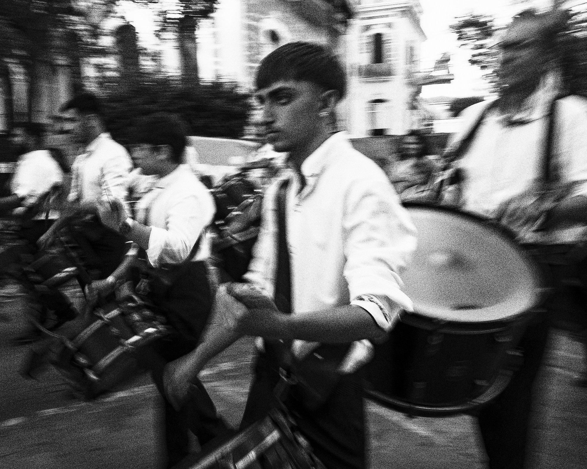 Cuando la calle te pone a prueba: Fotografía Documental en el Corpus de Huelva con Ricoh GR IV. Fotógrafo profesional en Sevilla Francisco Guerrero