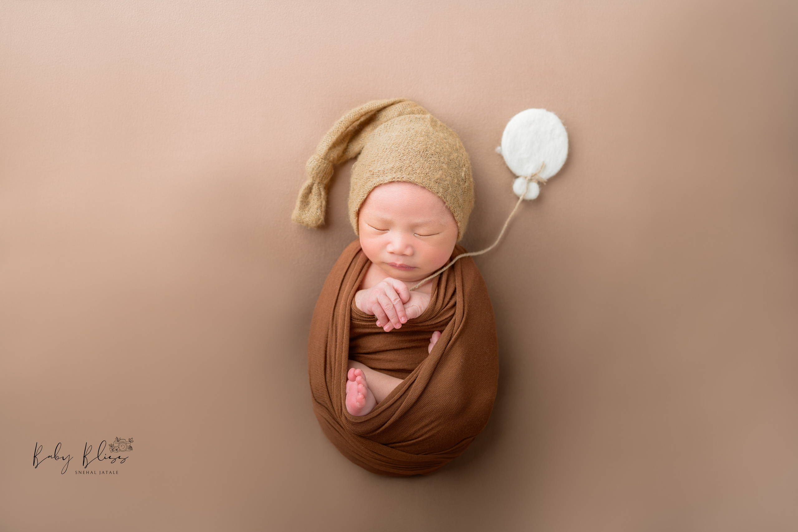 Best newborn photographer in Doha, Qatar. Best infant photoshoot in Doha, Qatar. Newborn photo session in Doha Qatar, baby, sitter, cake smash, pre-birthday, maternity, family photographer in Doha, Qatar