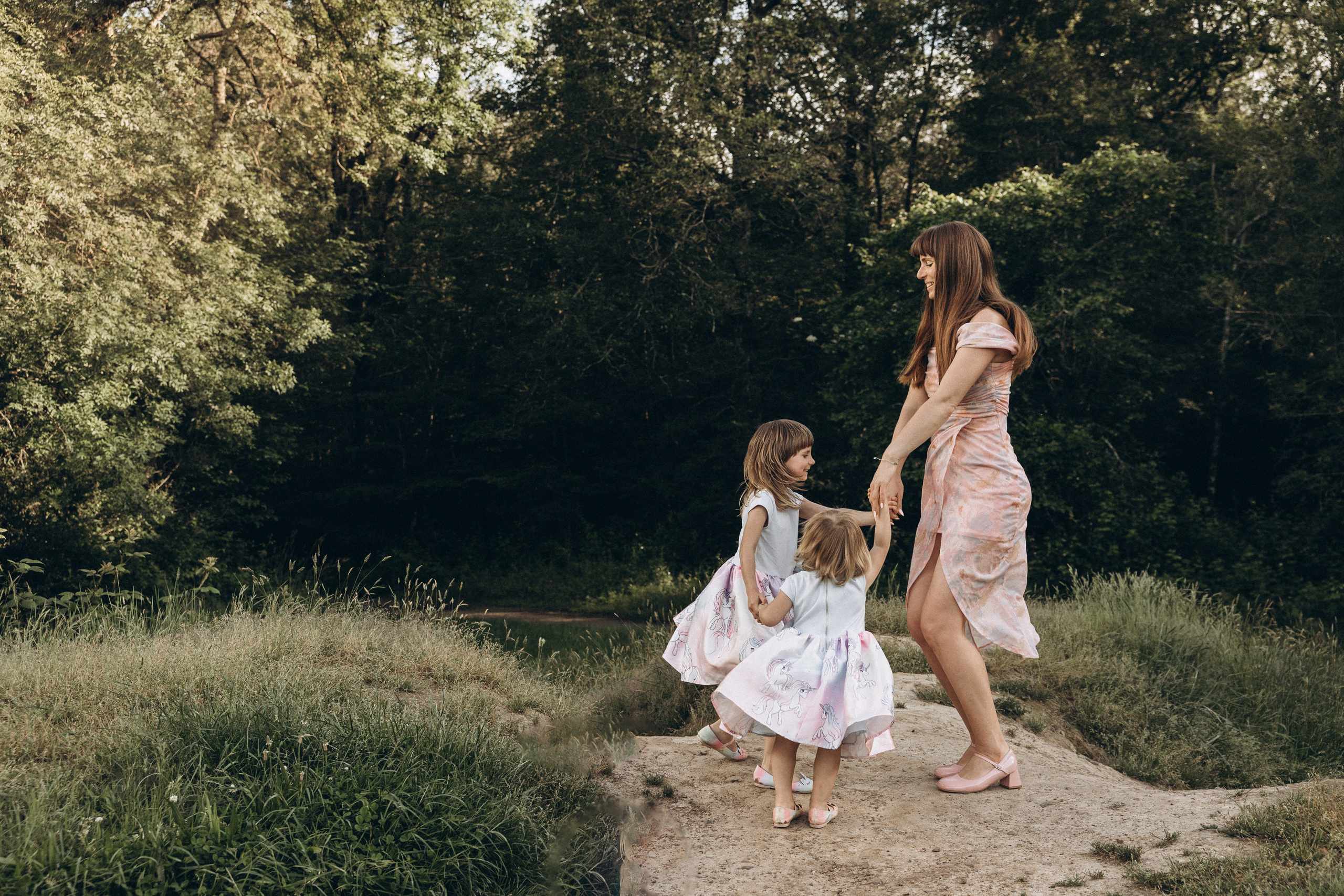 Séance photo en famille Forêt de Bouconne. Eugénie Smirnova — photographe à Toulouse et dans le sud-ouest de la France