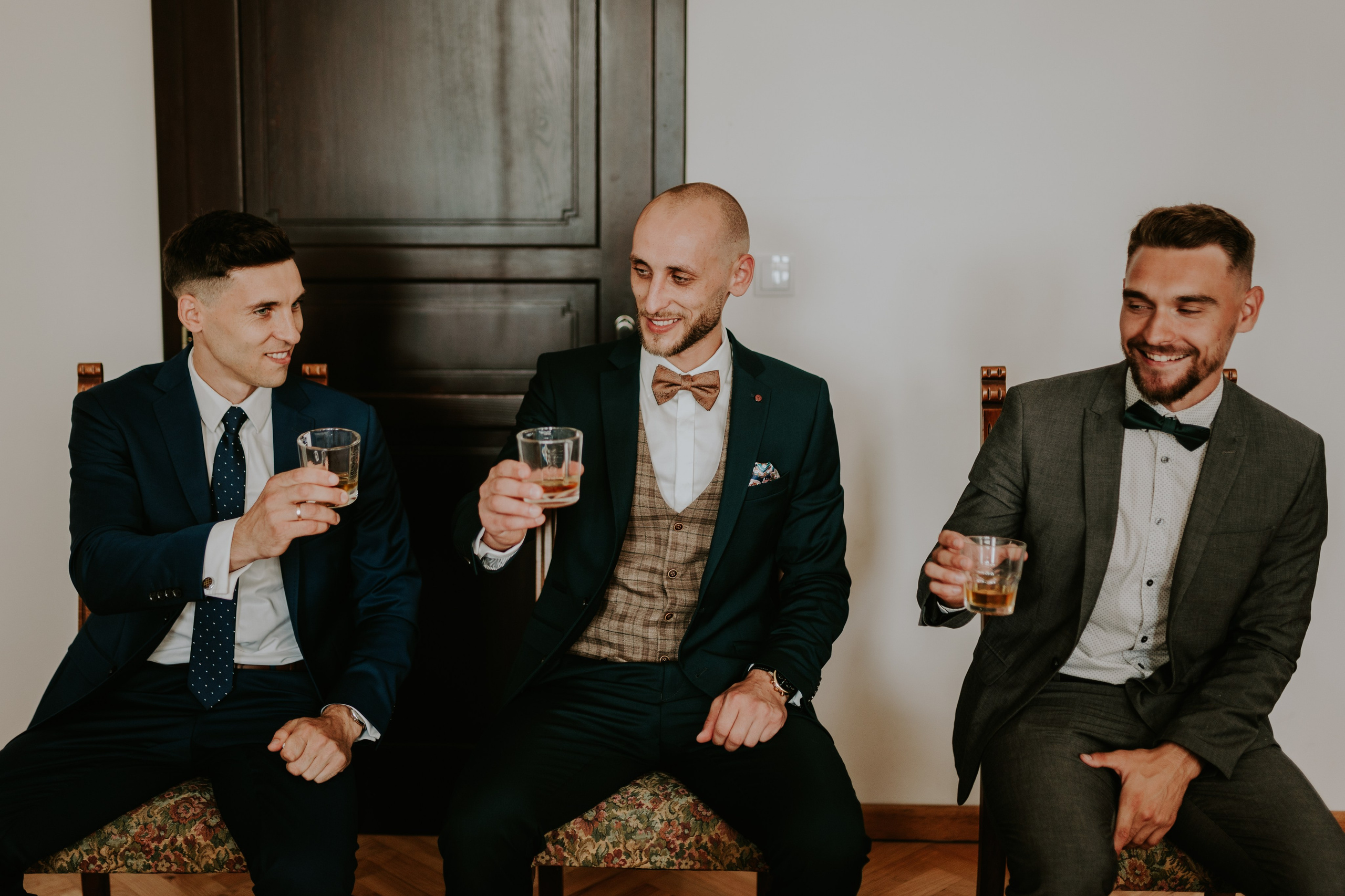 Dwór Wierzbno: plenerowy ślub pod wierzbą. Karkowskafoto - fotografia miłości