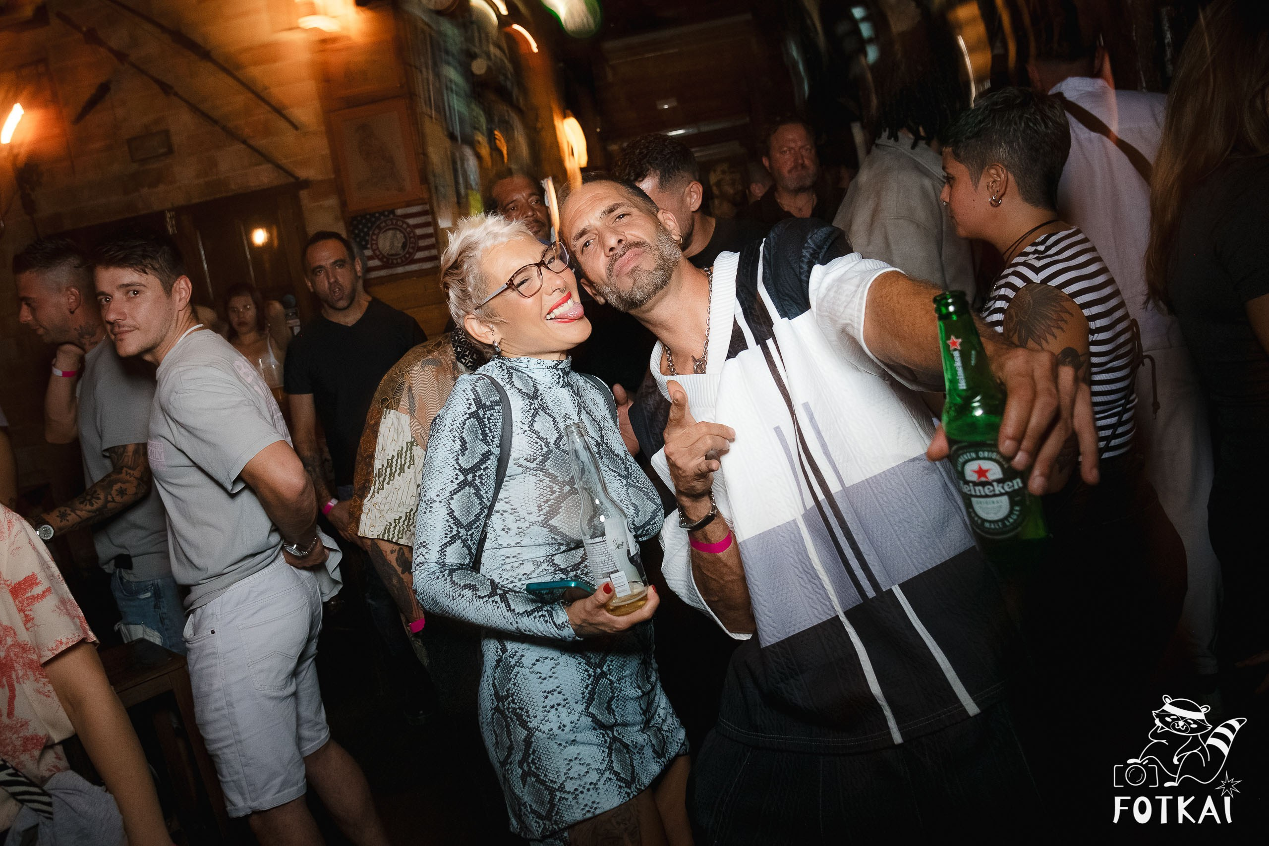 Fiesta Víspera de Festivo en El Paso Rock Bar – Hip Hop Old School | Reportaje fotográfico 08.10.2025 | FOTKAI