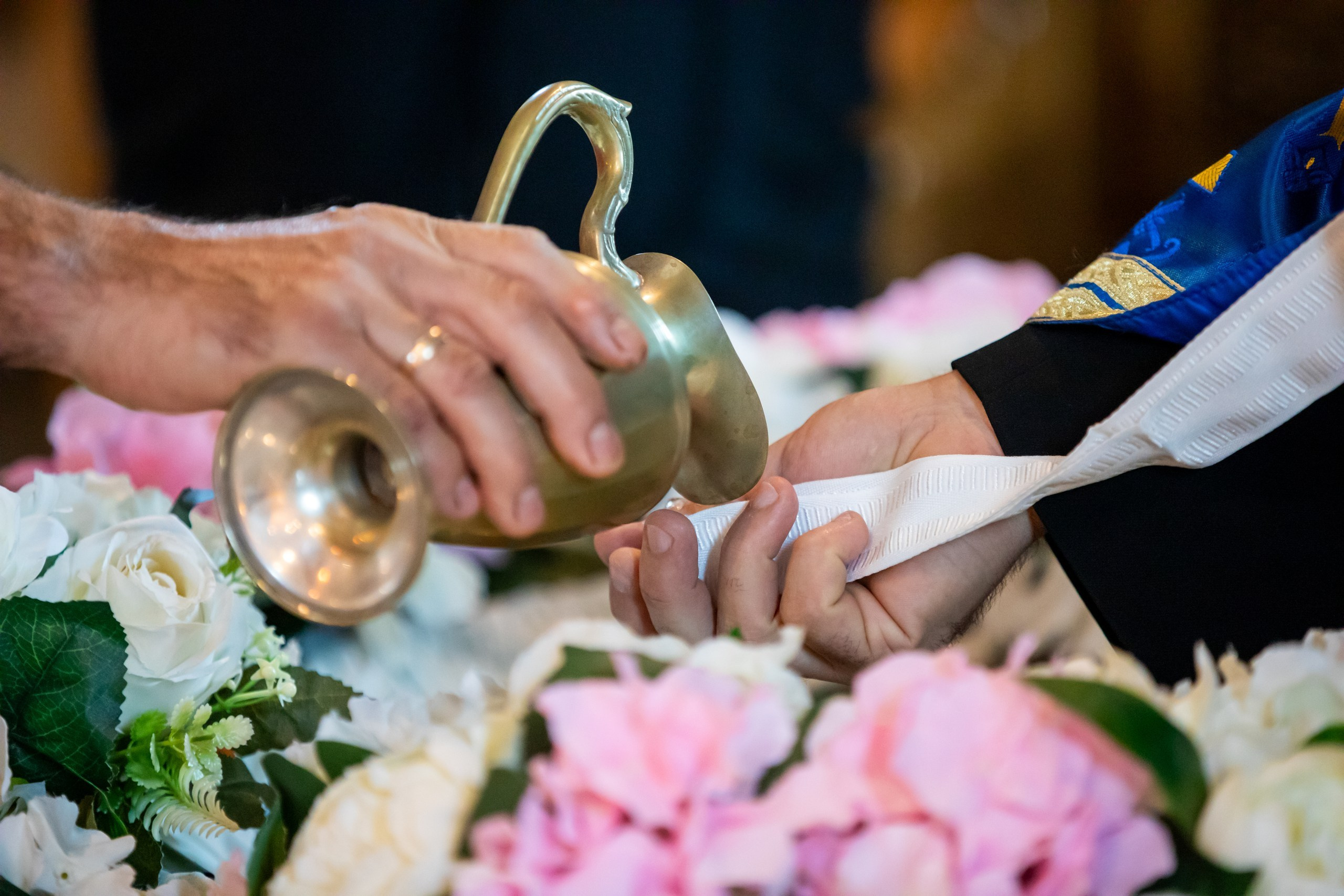 “Bebeluș botezat în biserică, ținut în brațe de nași” • “Detaliu cu lumânarea de botez decorată cu flori albe” • “Părinți emoționați alături de copilul lor la ceremonia de botez” • “Masa festivă de botez cu decor tematic și tort personalizat” • “Momentul în care preotul toarnă apă sfințită pe fruntea bebelușului” “Bebeluș în rochie albă de botez, zâmbind în brațele mamei” • “Detaliu cu cruciulița de botez așezată pe o pernă de satin” • “Părinți și nași aprinzând lumânările în timpul ceremoniei de botez” • “Tort de botez decorat cu figurine tematice și numele copilului” • “Copil botezat dormind liniștit în pătuțul decorat festiv” • “Momentul în care preotul binecuvântează copilul în fața altarului” • “Invitați adunându-se în jurul mesei festive la petrecerea de botez” • “Bebeluș ținând în mână o jucărie personalizată primită la botez” • “Familie fericită pozând împreună după ceremonia de botez” • “Decor tematic cu baloane și flori la locația petrecerii de botez” fotograf Botoșani fotograf evenimente fotograf botez Alin Chirila fotograf alinofotostudio,- Preotul ținându-l pe micuțul Mathias Gabriel la botez, în biserica Înălțarea Domnului, Copălău - Detalii de la botezul lui Mathias – lumânare, trusou și icoană - Familia lui Mathias Gabriel alături de micuț, în ziua botezului - Portret emoționant cu mama și bebelușul în brațe, în biserică,fotograf profesionist evenimente Botoșani, Iași, Suceava, Fălticeni, Bacău, Pașcani, Roman - AlinoFotoStudio by Alin Chirilă - servicii foto nuntă, botez, cununie, ședințe foto creative, albume personalizate, fotografii emoționante și calitative pentru cele mai importante momente din viață,fotograf nuntă Botoșani Alin Chirilă, ședință foto botez Iași - AlinoFotoStudio, servicii fotograf profesionist evenimente Suceava, fotograf cununie civilă Fălticeni - Alin Chirilă, album foto nuntă personalizat Bacău.“Bebeluș botezat în biserică, ținut în brațe de nași” • “Detaliu cu lumânarea de botez decorată cu flori albe” • “Părinți emoționați alături de copilul lor la ceremonia de botez” • “Masa festivă de botez cu decor tematic și tort personalizat” • “Momentul în care preotul toarnă apă sfințită pe fruntea bebelușului” “Bebeluș în rochie albă de botez, zâmbind în brațele mamei” • “Detaliu cu cruciulița de botez așezată pe o pernă de satin” • “Părinți și nași aprinzând lumânările în timpul ceremoniei de botez” • “Tort de botez decorat cu figurine tematice și numele copilului” • “Copil botezat dormind liniștit în pătuțul decorat festiv” • “Momentul în care preotul binecuvântează copilul în fața altarului” • “Invitați adunându-se în jurul mesei festive la petrecerea de botez” • “Bebeluș ținând în mână o jucărie personalizată primită la botez” • “Familie fericită pozând împreună după ceremonia de botez” • “Decor tematic cu baloane și flori la locația petrecerii de botez” fotograf Botoșani fotograf evenimente fotograf botez Alin Chirila fotograf alinofotostudio.fotograf botez Amelis Maria, fotografie botez Botoșani, fotograf Alin Chirilă, amintiri botez, fotografii botez, botez Amelis Maria, fotograf copii, fotografie botez în Botoșani,