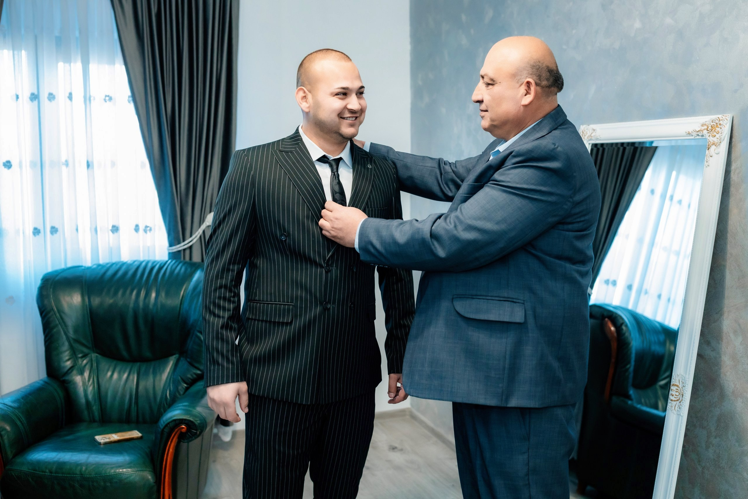 Fotograf nuntă Târgu Neamț – Samuel și Roxana, fotografie autentică realizată de AlinoFotoStudio 2. Fotograf nuntă Iași, Bacău, Suceava și Botoșani – Alin Chirilă surprinzând momente reale de nuntă 3. Fotografie de nuntă cu emoție și credință – AlinoFotoStudio, fotograf povestitor 4. Fotograf profesionist nuntă în Moldova – cadre naturale și pline de emoție 5. Alin Chirilă fotograf nuntă – poveste reală surprinsă prin fotografie 6. Fotograf nuntă cu stil documentar – momente autentice din ziua nunții Pregătiri mireasă acasă – fotografie naturală realizată de Alin Chirilă fotograf nuntă 8. Detalii din ziua nunții – fotograf nuntă Iași și Botoșani, AlinoFotoStudio 9. Emoții din dimineața nunții – fotograf profesionist Moldova 10. Cadre autentice din pregătiri – fotograf nuntă Suceava și Bacău Ceremonie religioasă nuntă – moment emoționant surprins de fotograf Alin Chirilă 12. Nuntă cu valori creștine – fotografie din biserică realizată cu discreție 13. Rugăciune și emoție în ziua nunții – fotograf nuntă Târgu Neamț 14. Legământ în fața lui Dumnezeu – fotografie de nuntă autentică 15. Fotograf nuntă biserică – momente sincere și pline de semnificație Petrecere de nuntă – cadre naturale realizate de AlinoFotoStudio 17. Bucurie și dans la nuntă – fotograf nuntă Iași și împrejurimi 18. Momente autentice de la restaurant – fotograf nuntă Bacău Suceava 19. Atmosferă de nuntă surprinsă discret – Alin Chirilă fotograf -AlinoFotoStudio – fotograf nuntă cu abordare naturală și emoțională 21. Alin Chirilă fotograf – povestitor prin fotografie de nuntă 22. Fotograf nuntă în Moldova – stil documentar și autentic 23. Fotografie de nuntă sinceră și elegantă – AlinoFotoStudio- Fotograf nuntă Iași Bacău Suceava Botoșani – Alin Chirilă AlinoFotoStudio 26. Fotograf nuntă Târgu Neamț și Moldova – fotografie profesională de eveniment 27. Fotograf nuntă cu valori creștine și stil documentar – AlinoFotoStudio - Alin Chirilă – AlinoFotoStudio Fotograf nuntă Iași • Bacău • Suceava • Botoșani - Samuel & Roxana, Târgu Neamț -Momente reale, trăite sincer și păstrate pentru totdeauna.