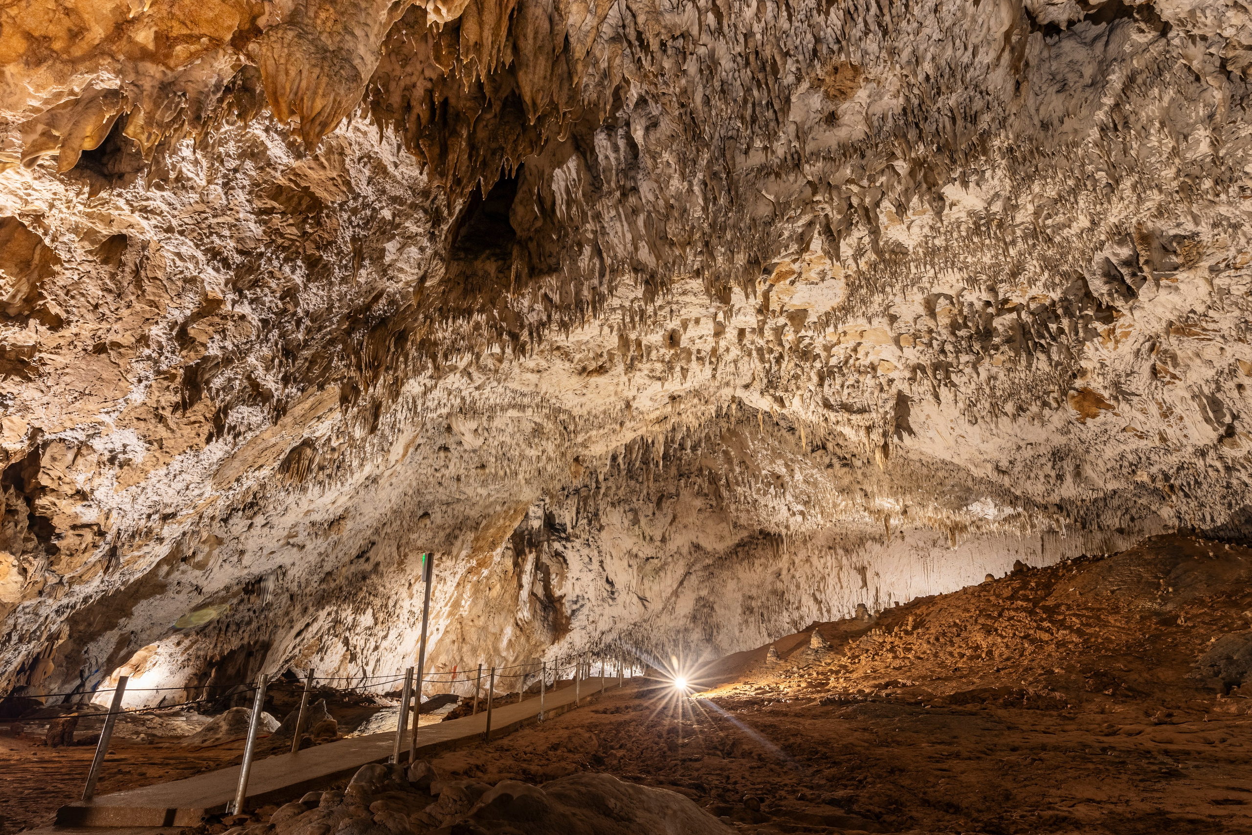 Unutrašnjost Bijambarske pećine – prirodne stijenske formacije i svjetlosni efekti u podzemlju Bosne i Hercegovine.