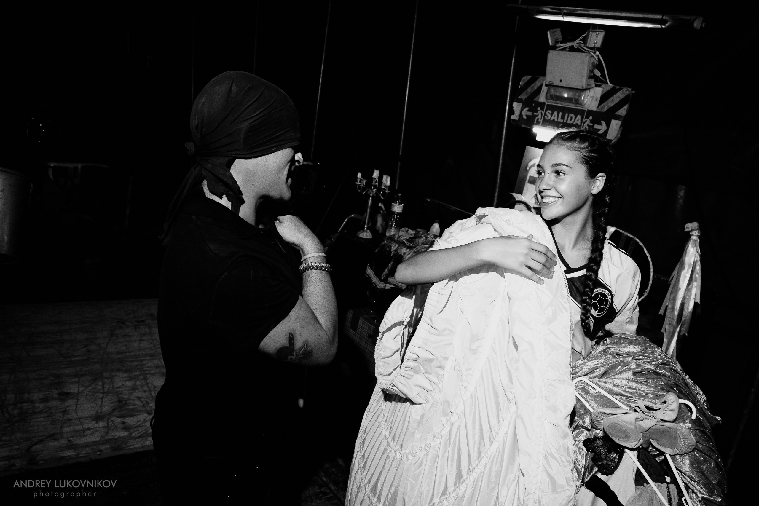 Sesión de fotos entre bastidores en El Circo Encantado: la vida de los artistas tras bambalinas