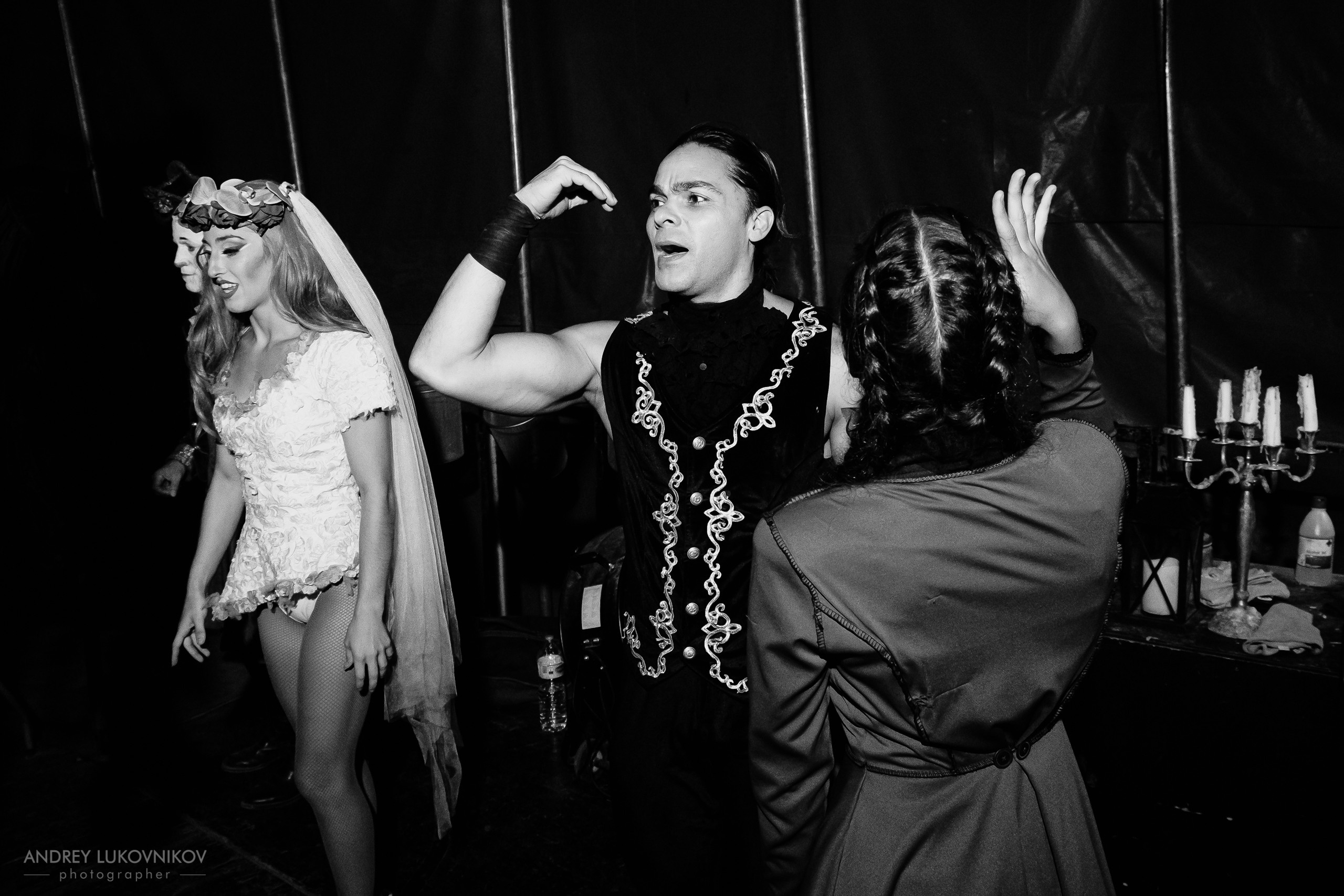 Sesión de fotos entre bastidores en El Circo Encantado: la vida de los artistas tras bambalinas