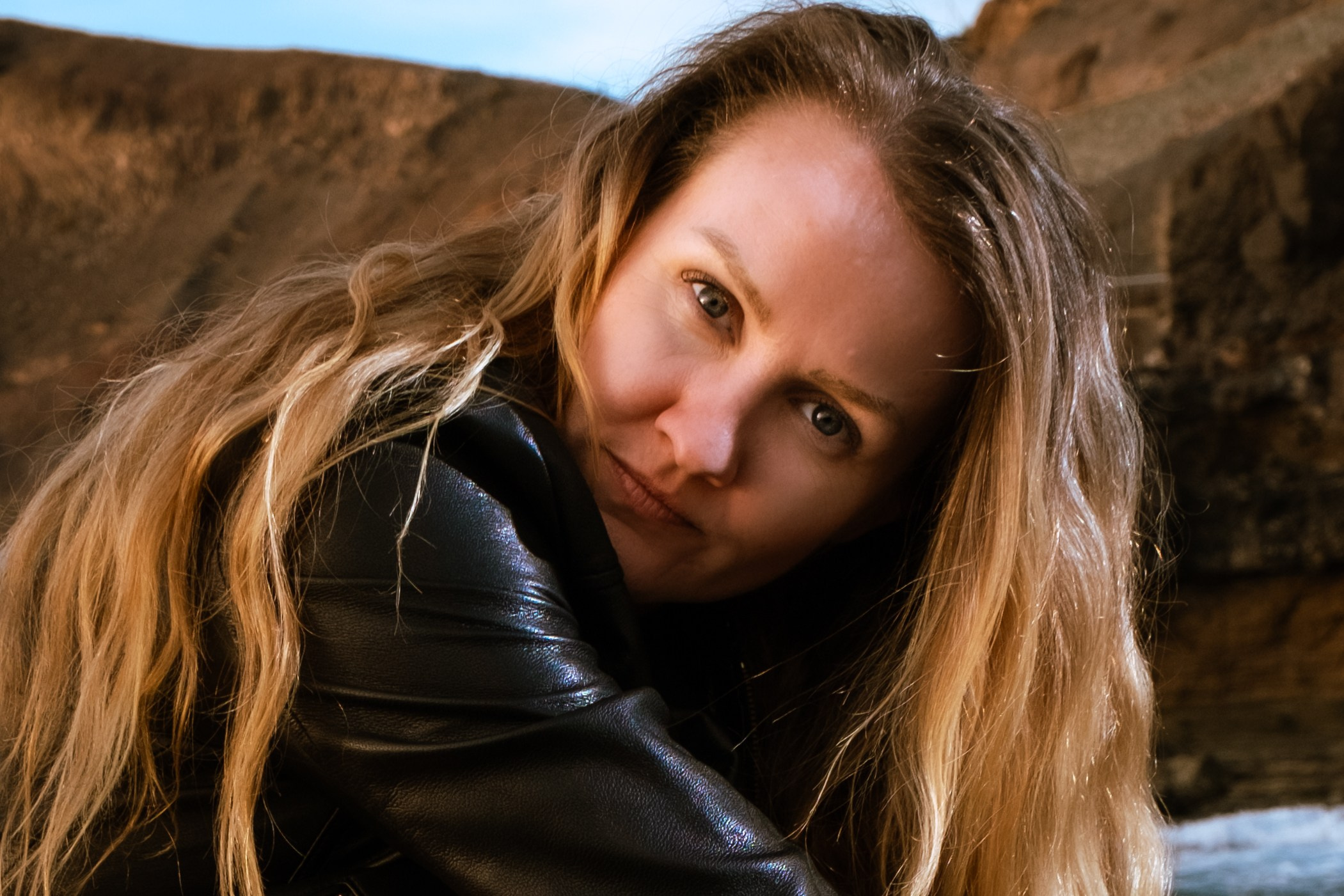 Retratos con Fortaleza: Tres Mujeres, Tres Historias de Superación