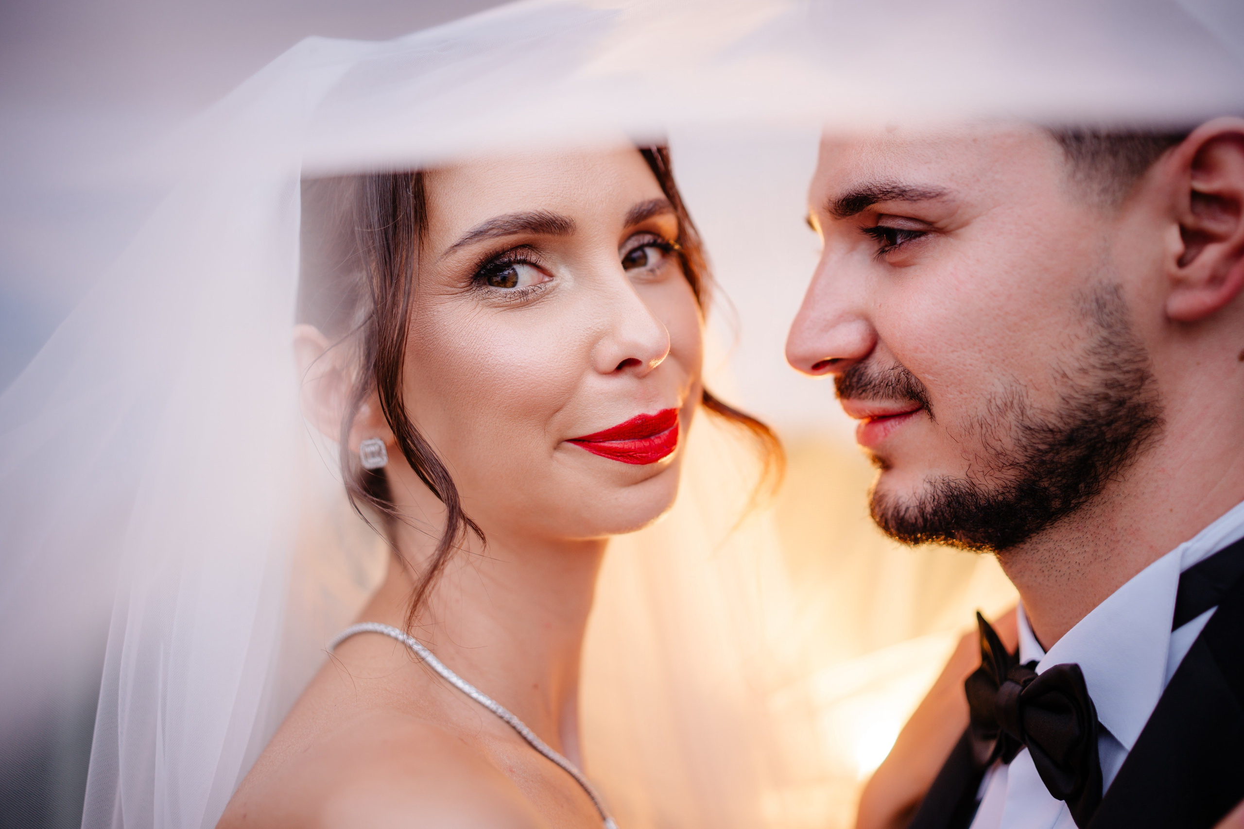 Cadru artistic cu mirii sub voal, realizat în exteriorul locației Cabana Masiv, Bacău.