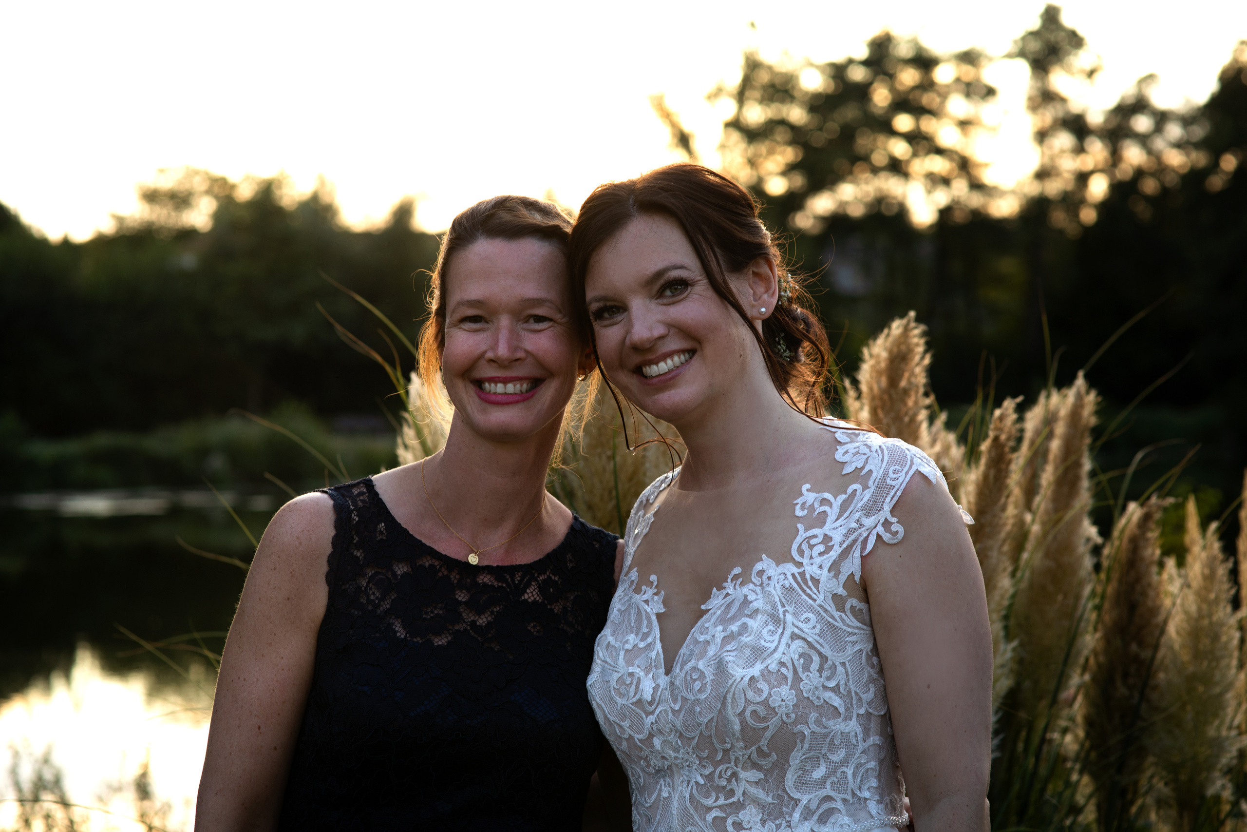 Trauzeugin mit der Braut