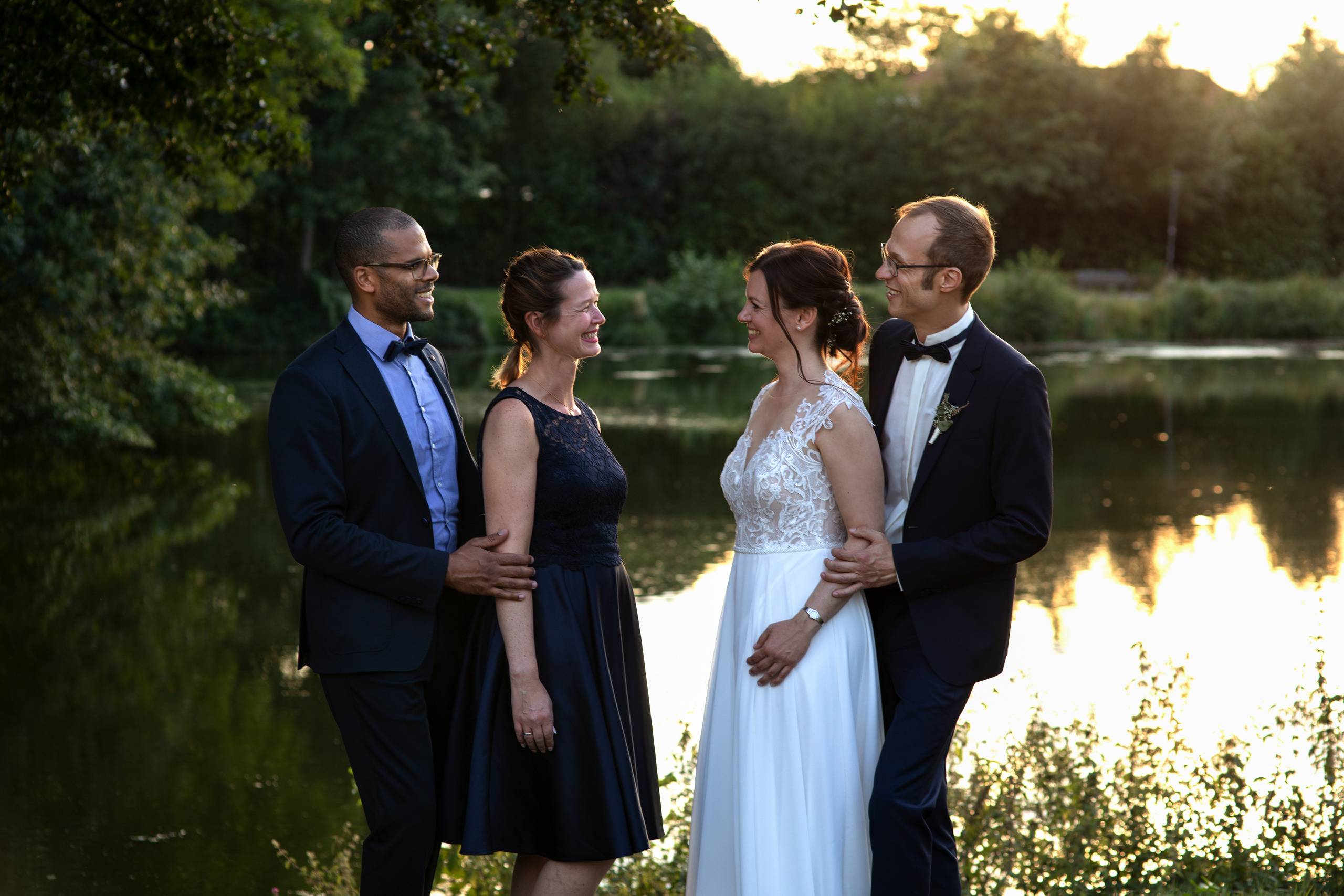 Hochzeitspaar sucht nach einem Fotografen in Ankum