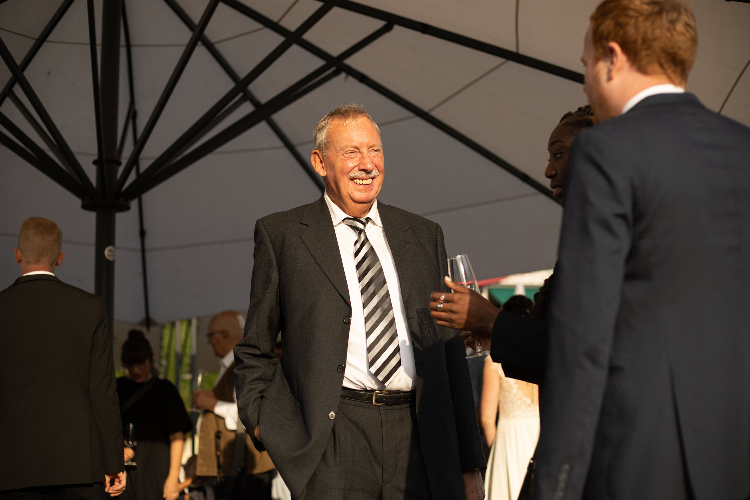 Hochzeitspaar sucht nach einem Fotografen in Emsland
