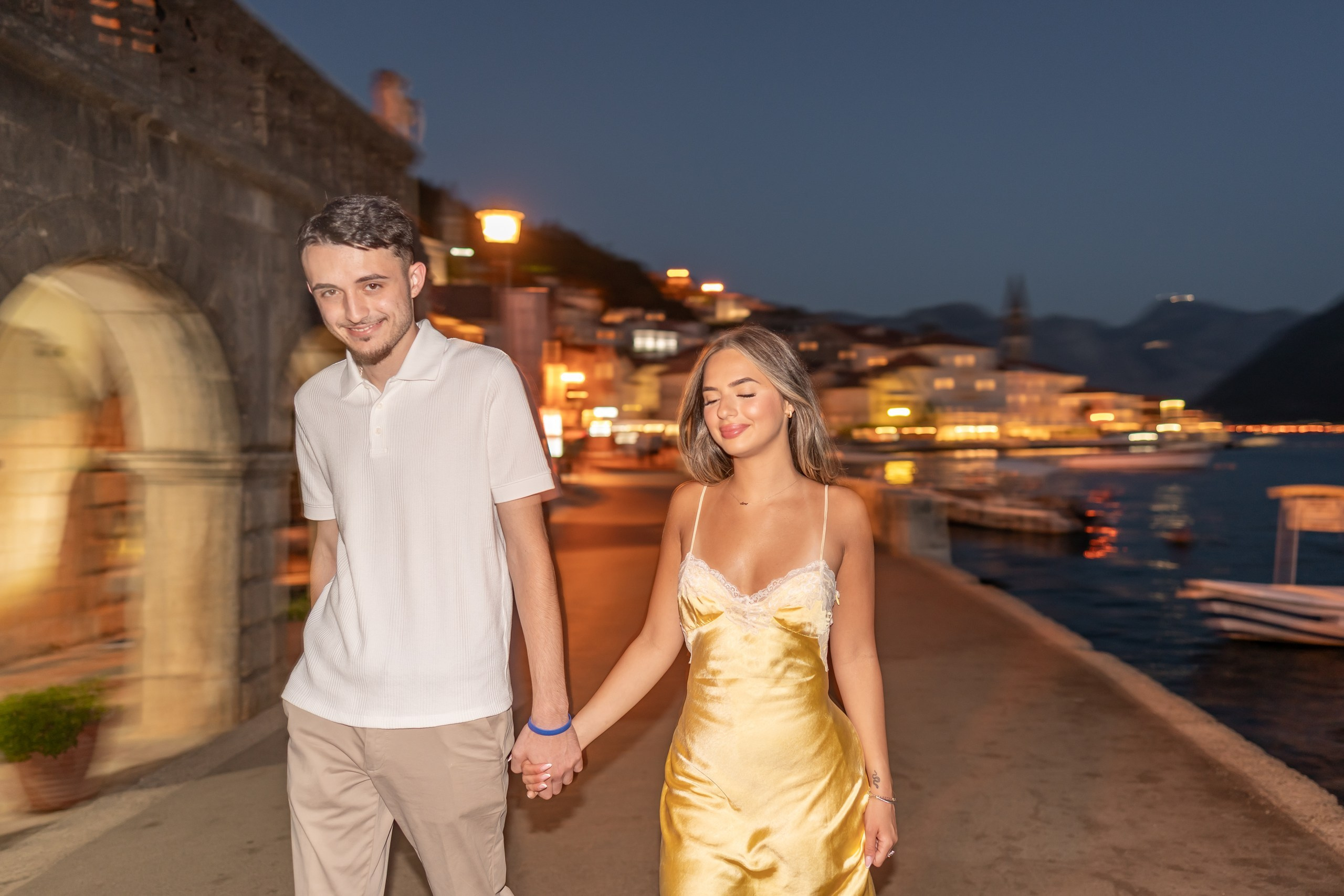 Etter solnedgang: Et sent kveldsfrieri på båt i Perast, Montenegro