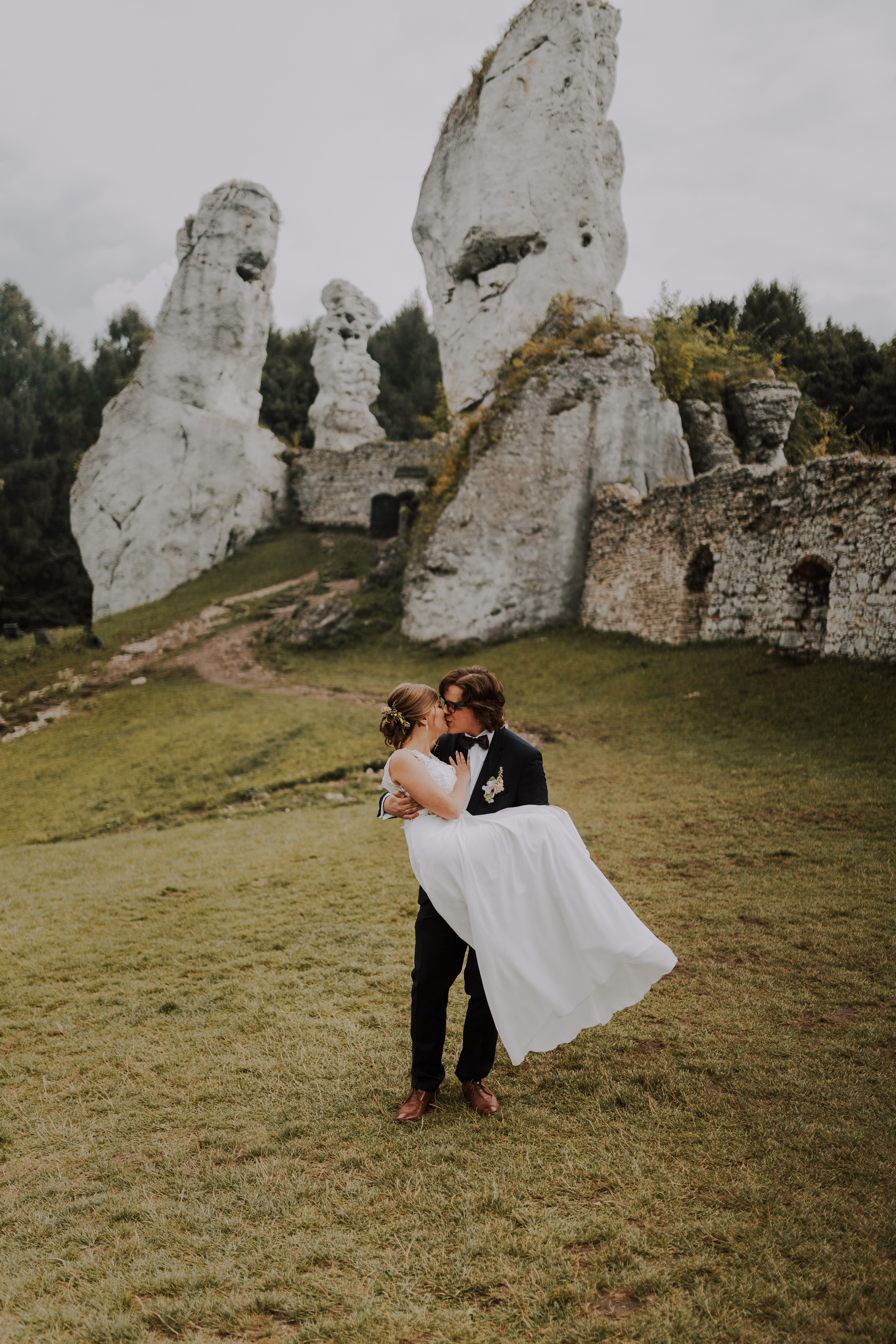 Ślub plenerowy na zamkuw Ogrodzieńcu: Katarzyna&Piotr. Karkowskafoto - fotografia miłości