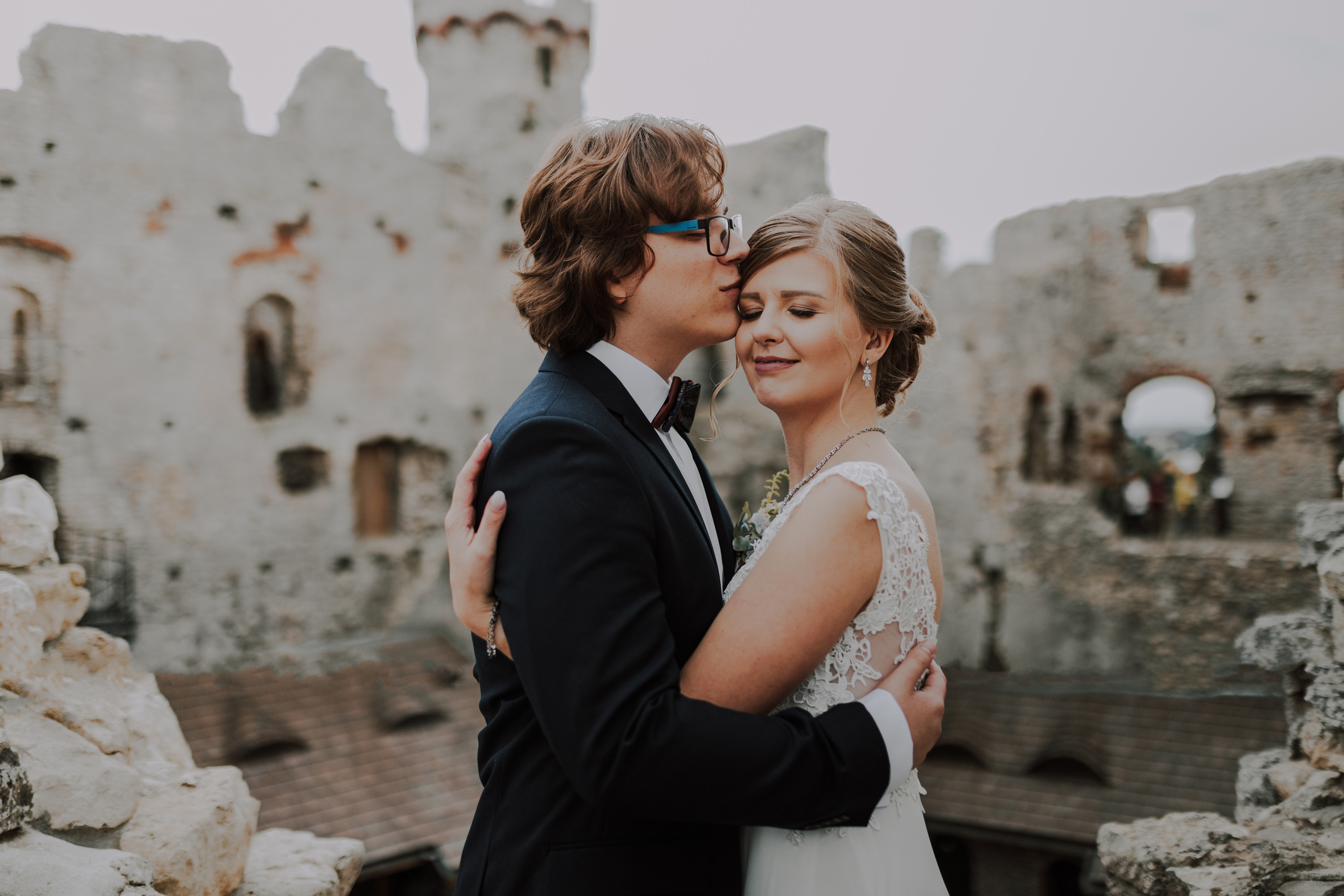 Ślub plenerowy na zamkuw Ogrodzieńcu: Katarzyna&Piotr. Karkowskafoto - fotografia miłości