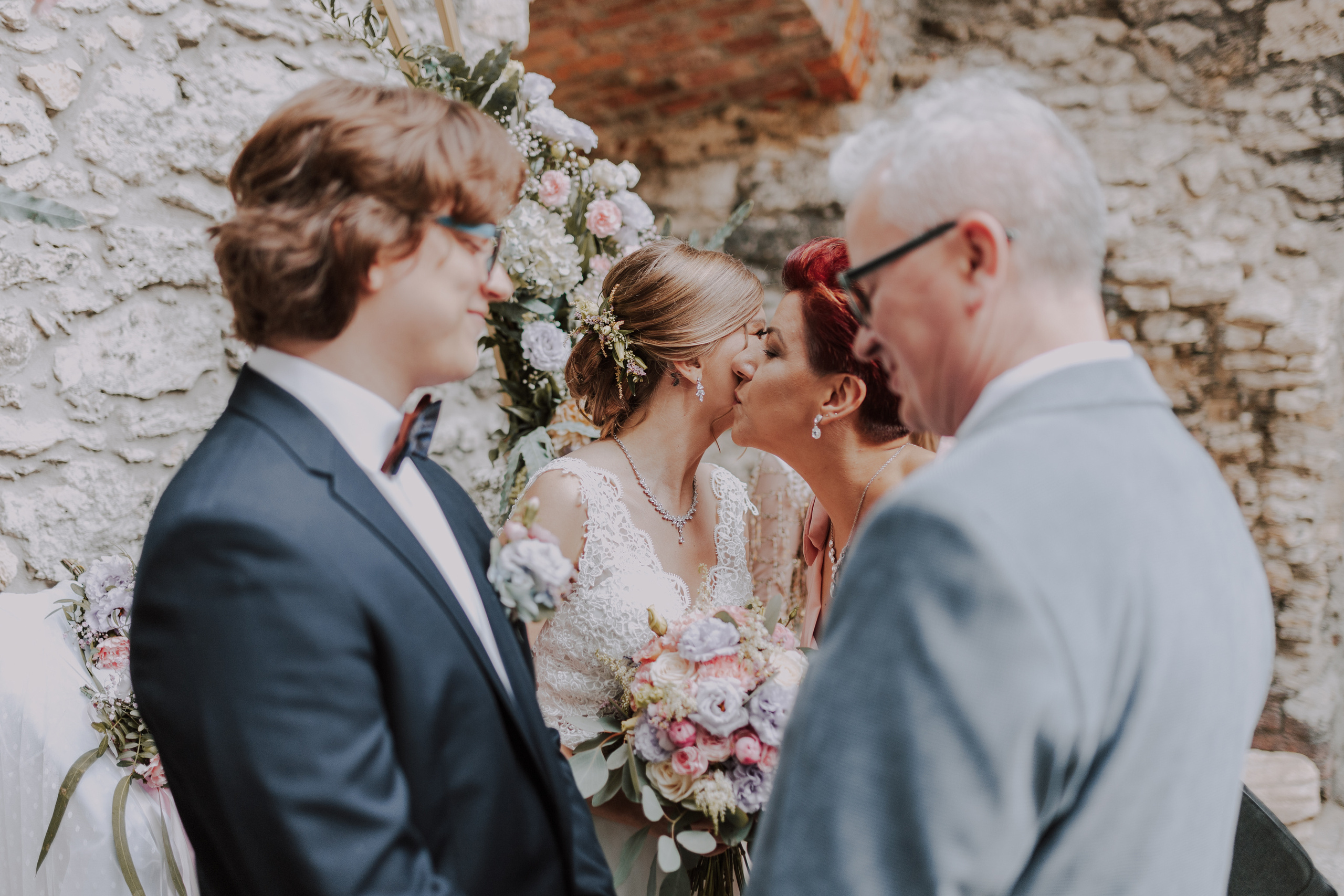 Ślub plenerowy na zamkuw Ogrodzieńcu: Katarzyna&Piotr. Karkowskafoto - fotografia miłości