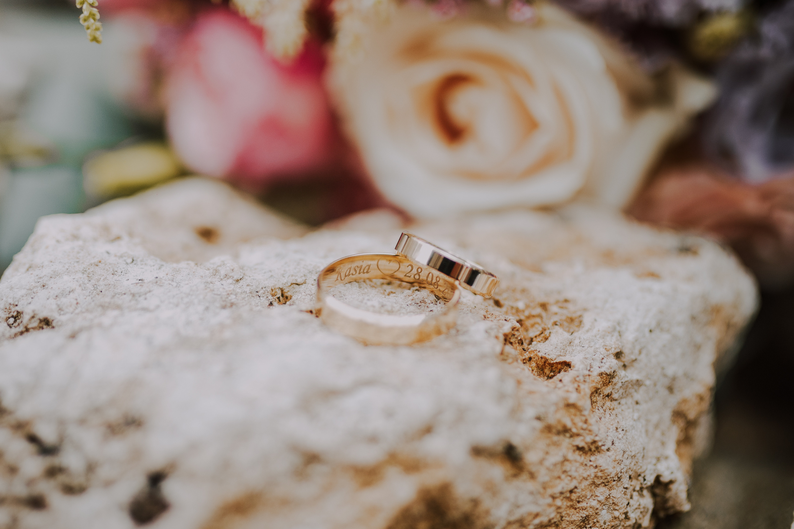 Ślub plenerowy na zamkuw Ogrodzieńcu: Katarzyna&Piotr. Karkowskafoto - fotografia miłości