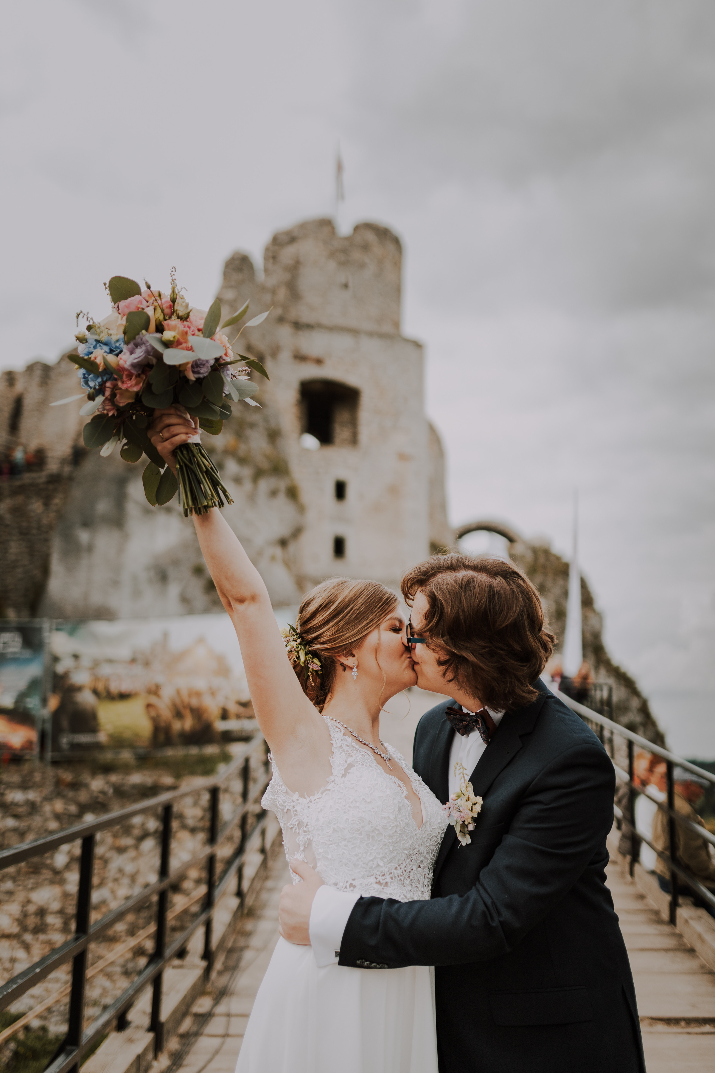 Ślub plenerowy na zamkuw Ogrodzieńcu: Katarzyna&Piotr. Karkowskafoto - fotografia miłości