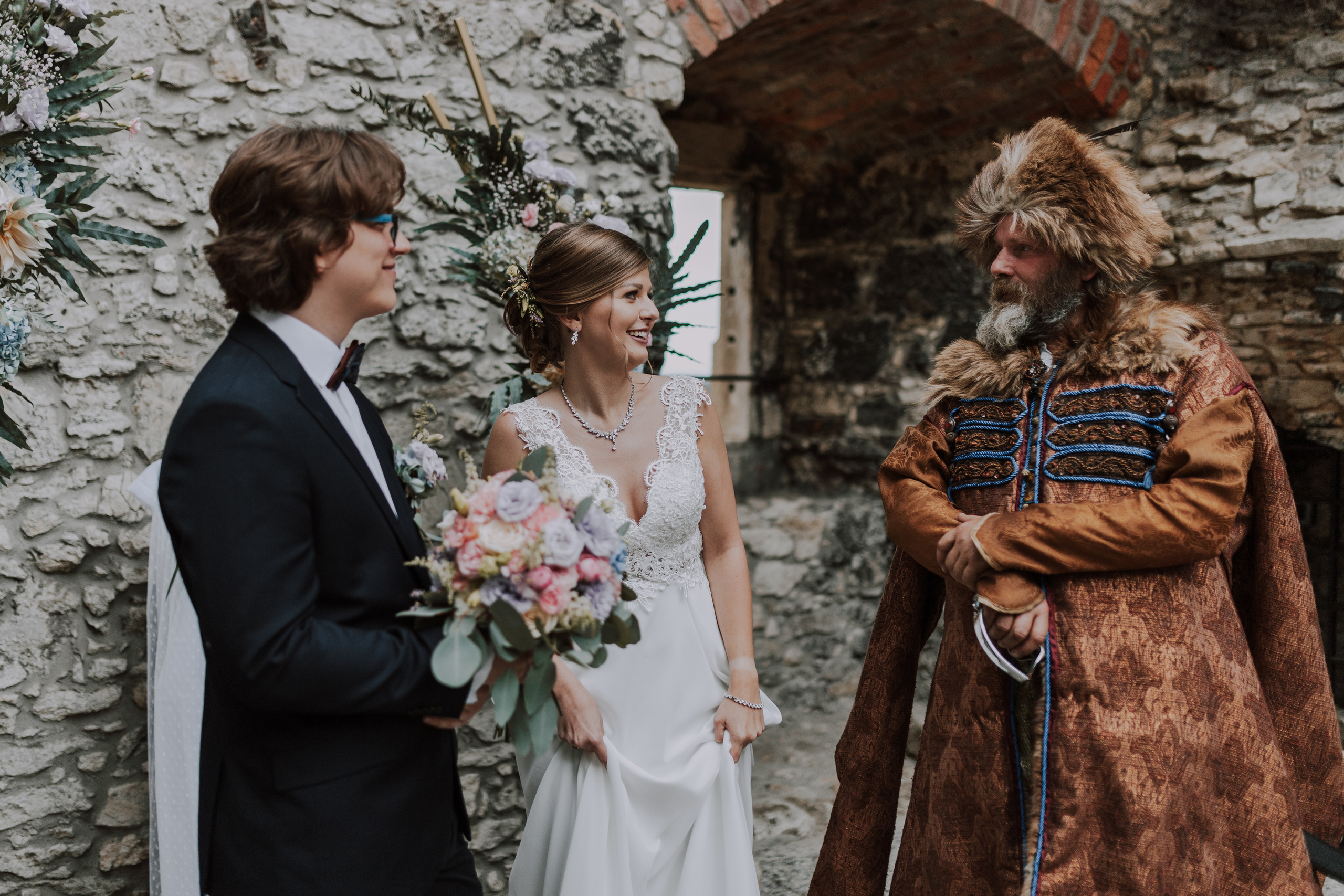 Ślub plenerowy na zamkuw Ogrodzieńcu: Katarzyna&Piotr. Karkowskafoto - fotografia miłości