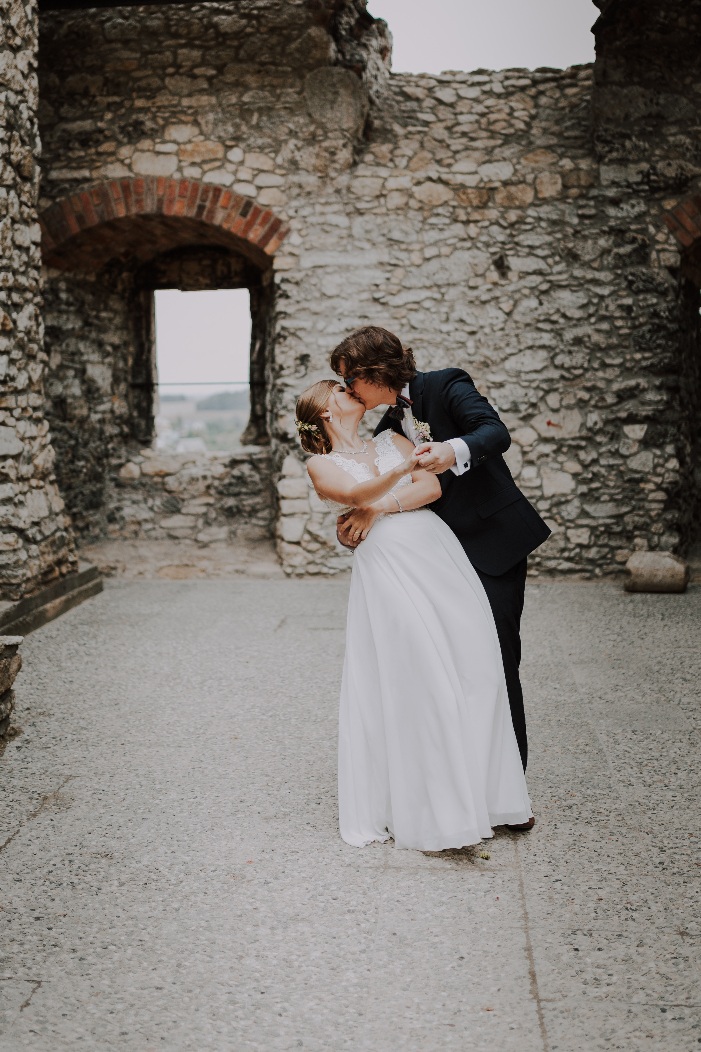 Ślub plenerowy na zamkuw Ogrodzieńcu: Katarzyna&Piotr. Karkowskafoto - fotografia miłości