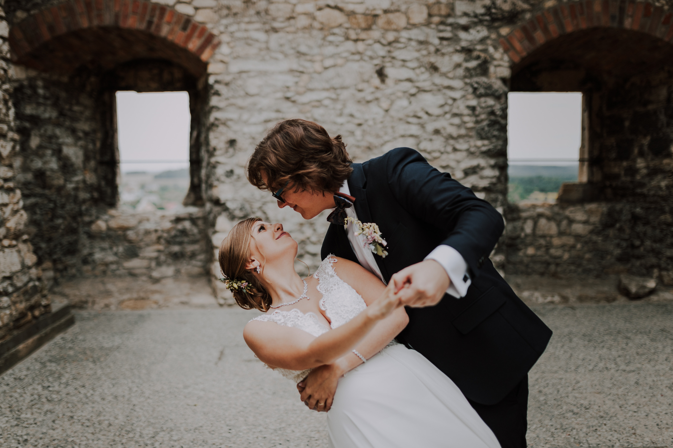 Ślub plenerowy na zamkuw Ogrodzieńcu: Katarzyna&Piotr. Karkowskafoto - fotografia miłości