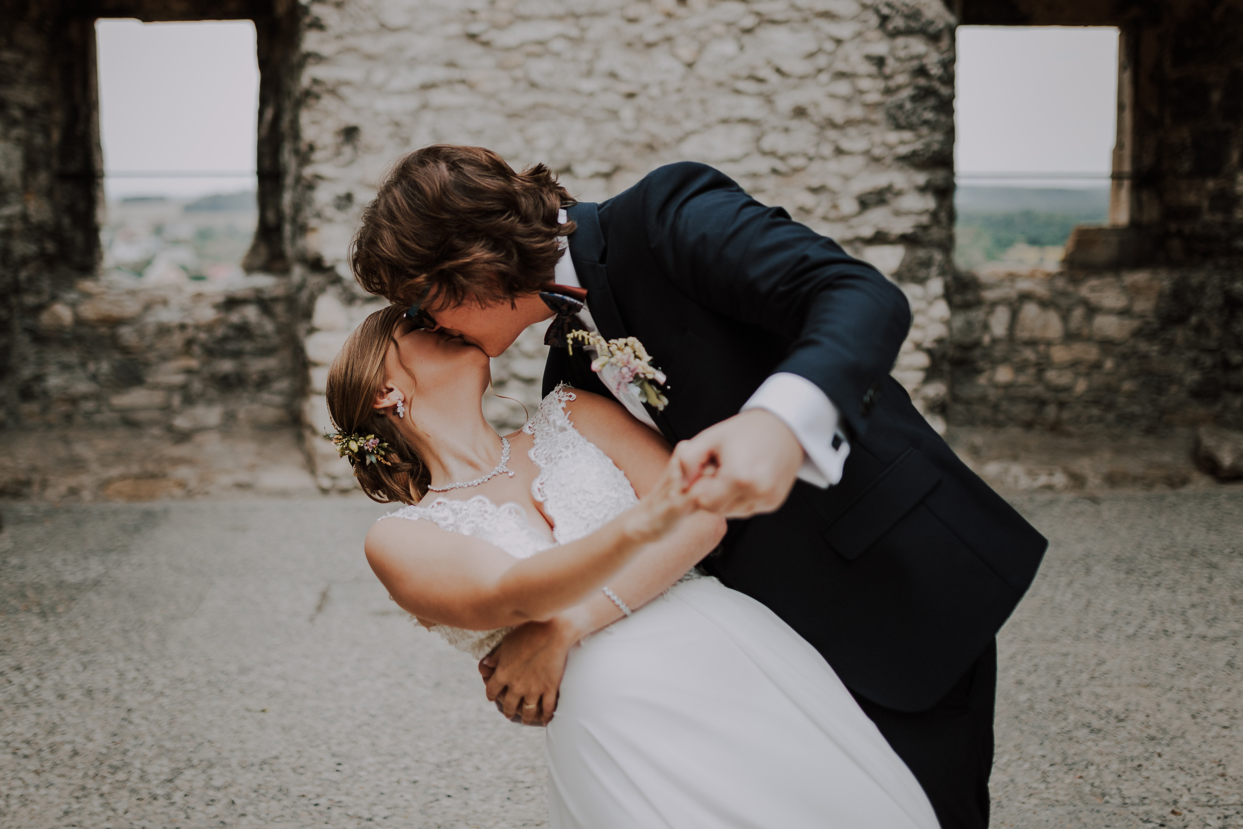 Ślub plenerowy na zamkuw Ogrodzieńcu: Katarzyna&Piotr. Karkowskafoto - fotografia miłości