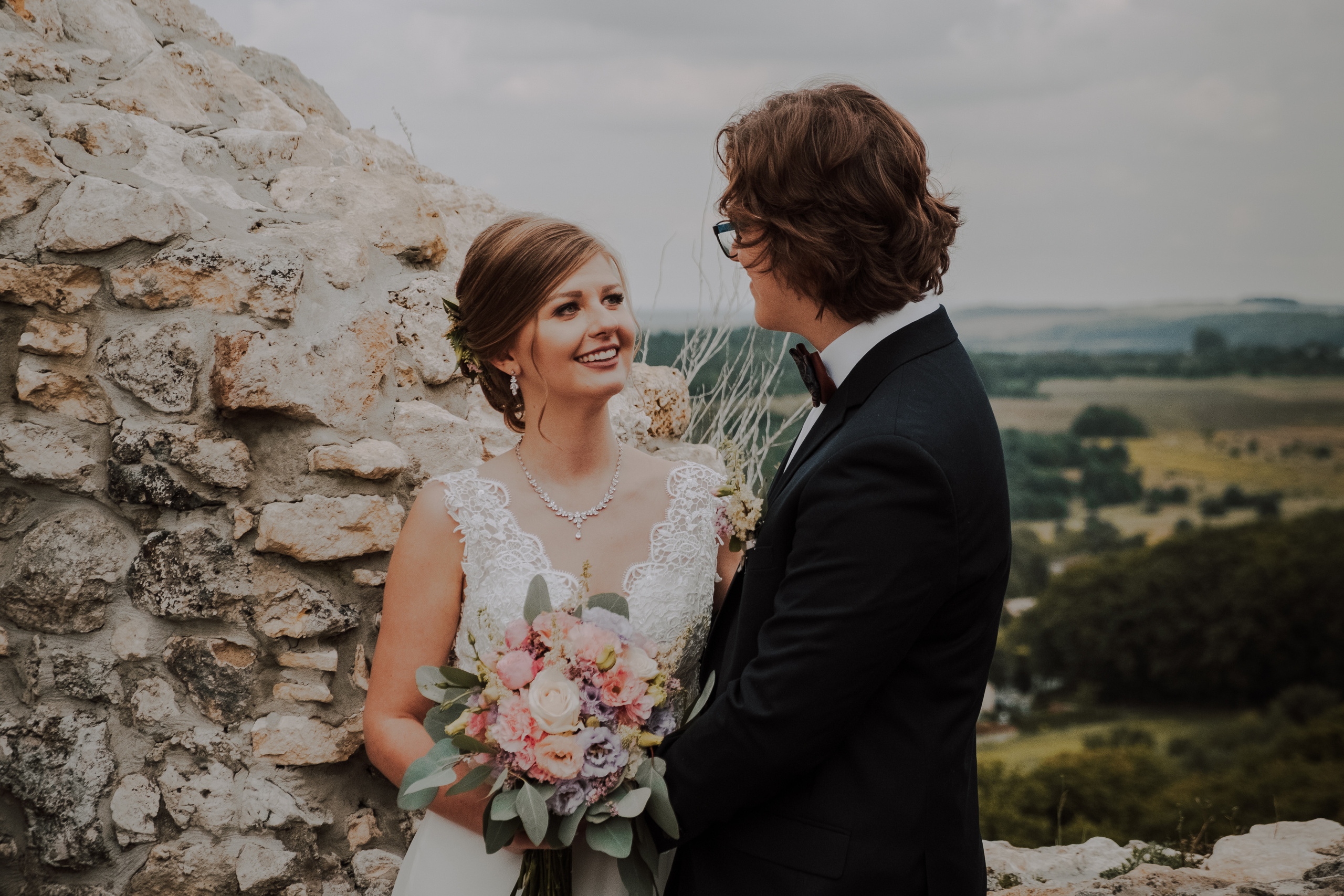 Ślub plenerowy na zamkuw Ogrodzieńcu: Katarzyna&Piotr. Karkowskafoto - fotografia miłości