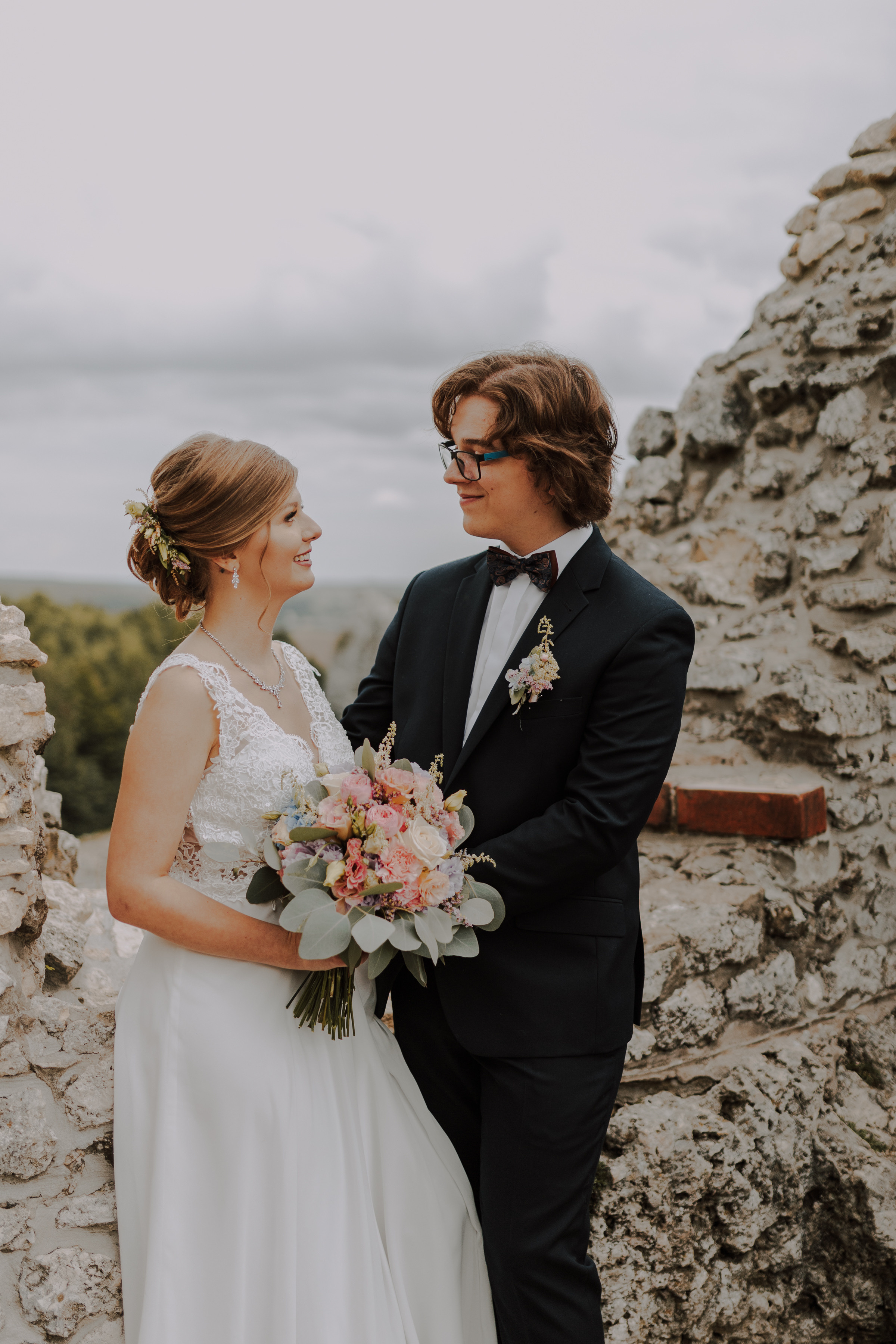 Ślub plenerowy na zamkuw Ogrodzieńcu: Katarzyna&Piotr. Karkowskafoto - fotografia miłości