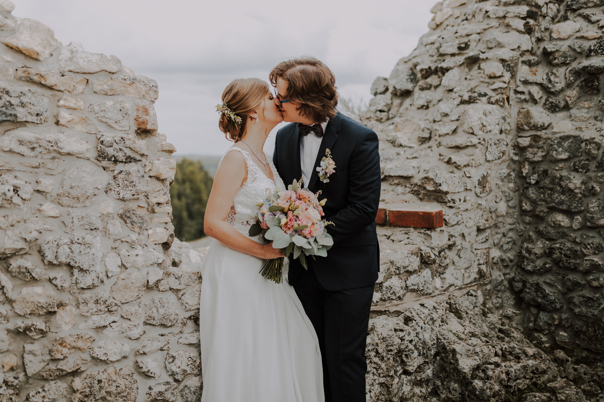 Ślub plenerowy na zamkuw Ogrodzieńcu: Katarzyna&Piotr. Karkowskafoto - fotografia miłości