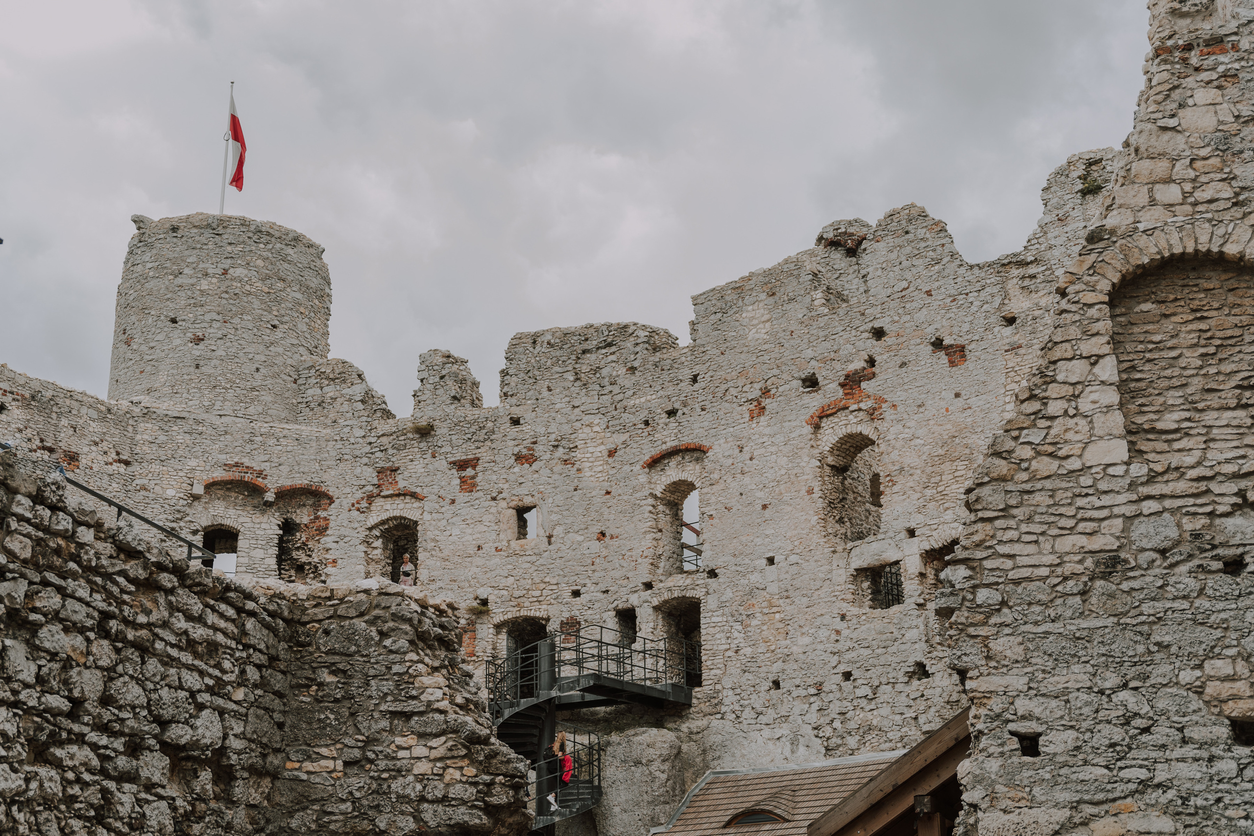 Ślub plenerowy na zamkuw Ogrodzieńcu: Katarzyna&Piotr. Karkowskafoto - fotografia miłości